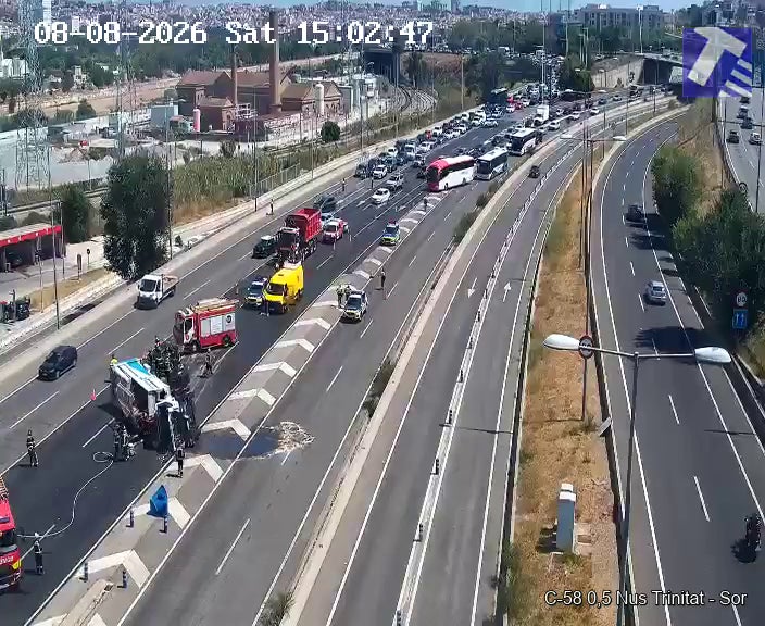 Un camió d'escombraries de l'Ajuntament de Barcelona ha perdut el control i ha bolcat pocs minuts després de les dues de la tarda d'aquest dissabte a la C-58 / SCT
