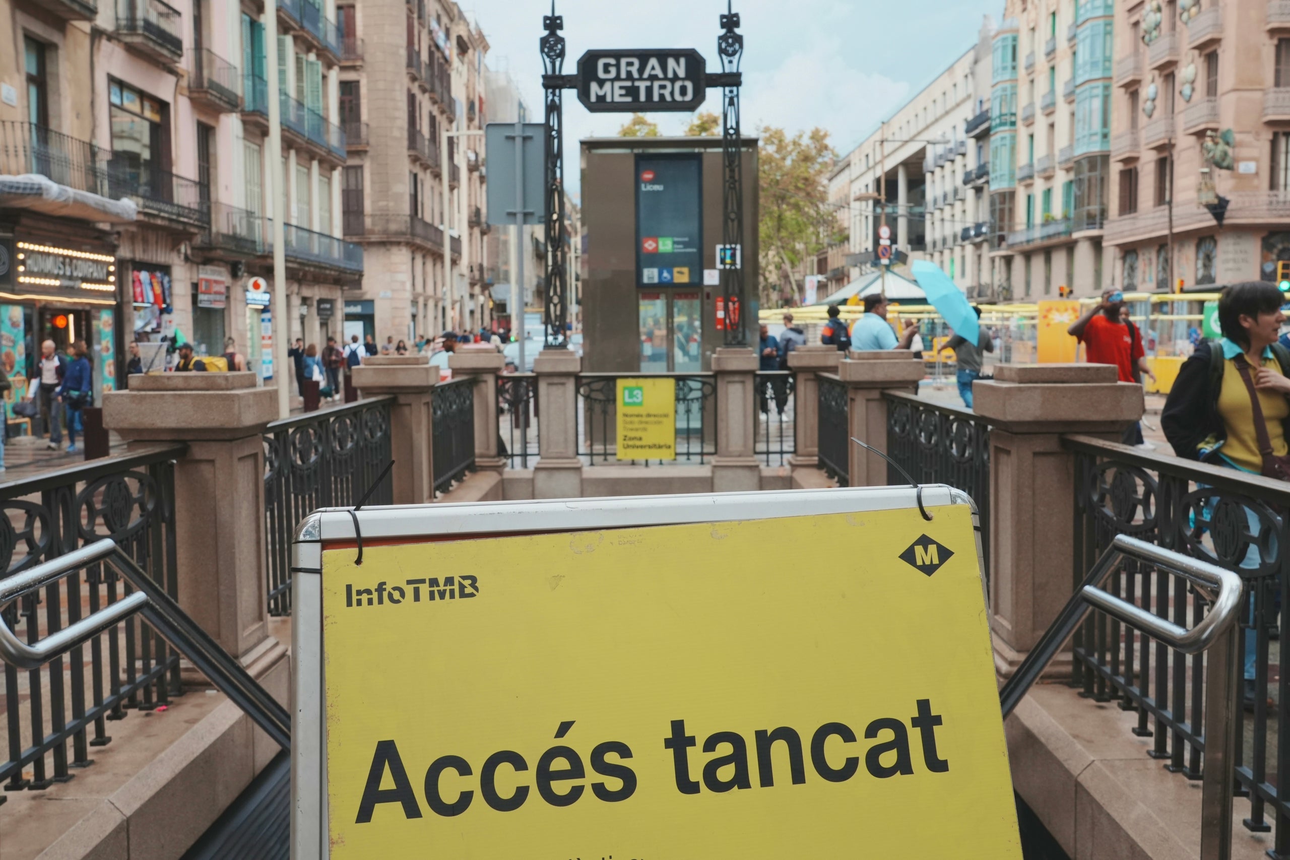 Un dels accessos a la xarxa del metro que han tancat a causa de la pluja / Nico Tomàs (ACN)