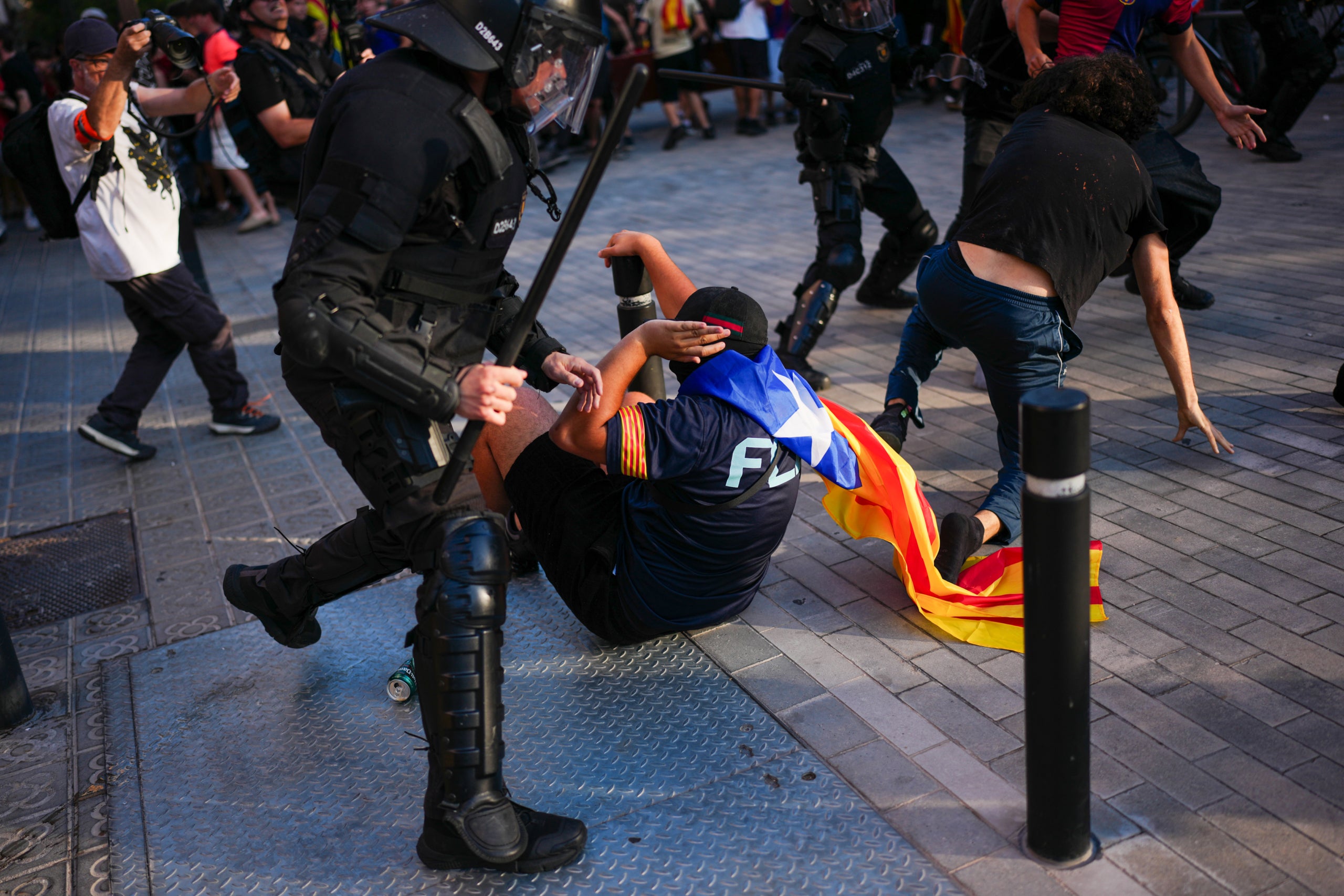 Un tramvia circulant per la plaça de les Glòries Catalanes / Jordi Play