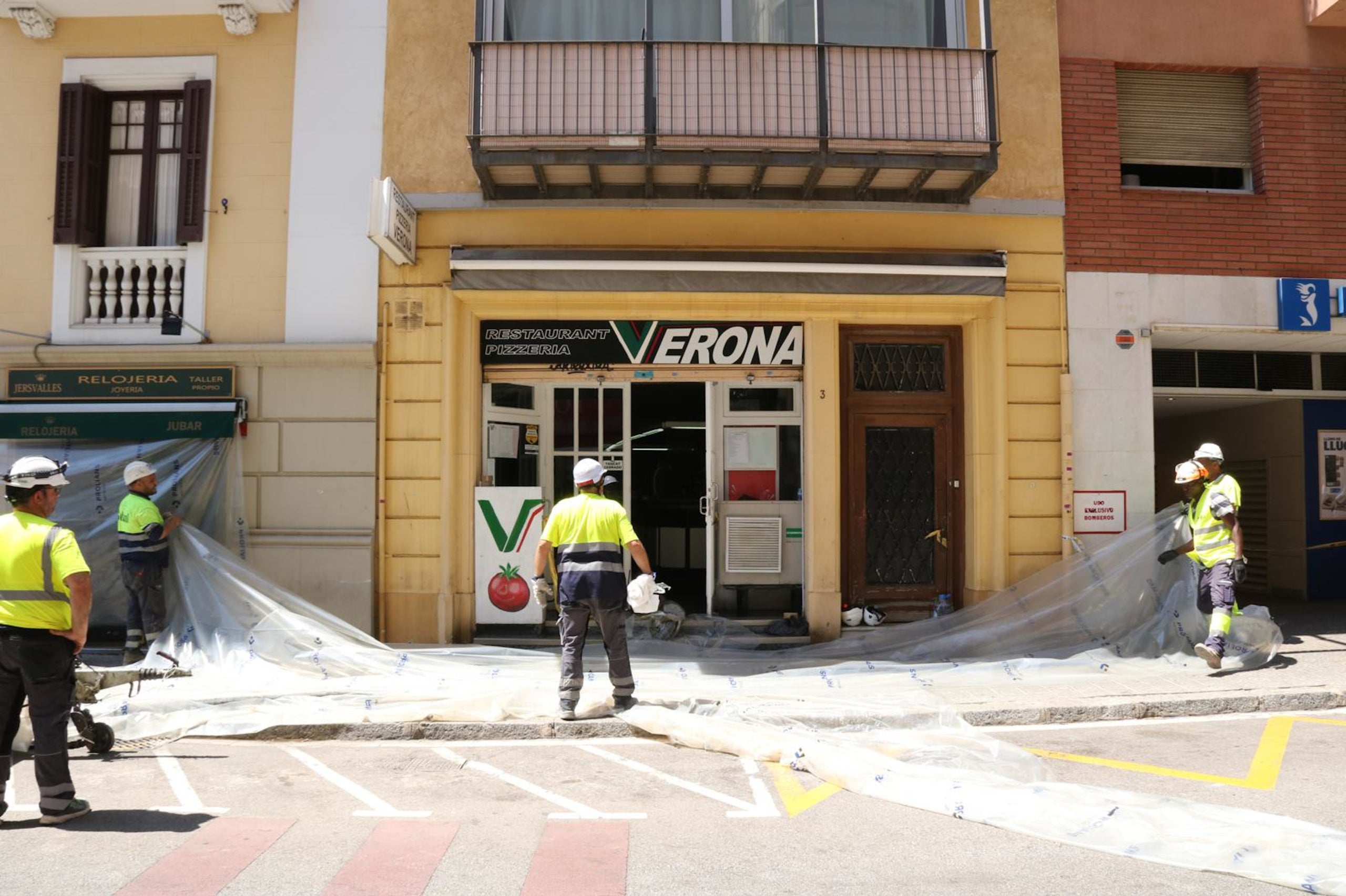 Operaris treballant a la zona de l'esvoranc del Putxet / ACN