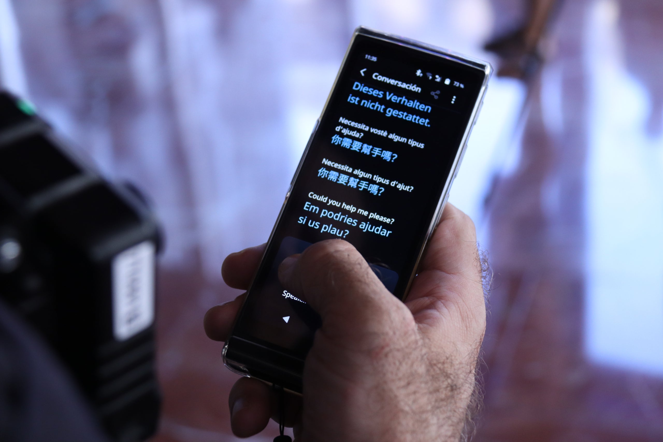 Dispositiu mòbil que permet traduir converses a temps real a 82 llengües fent servir IA / ACN