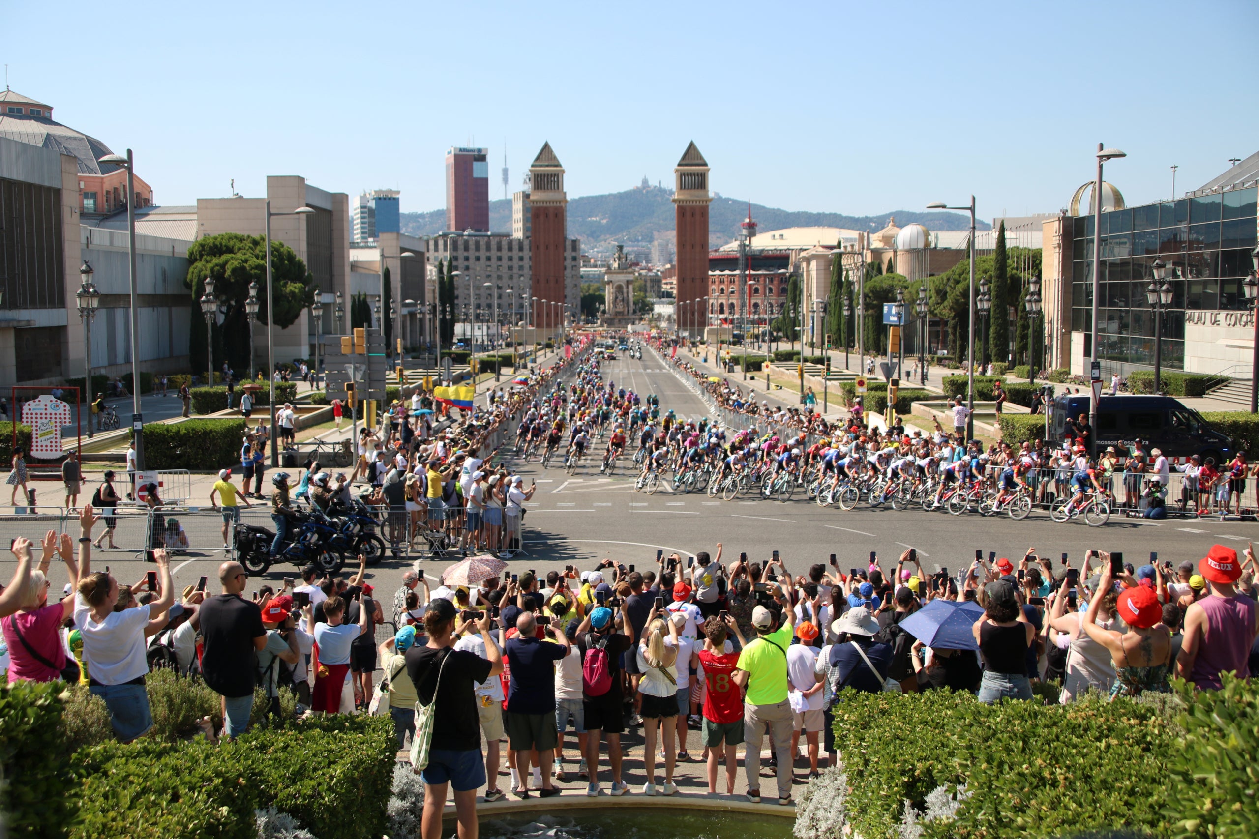 Els aficionats reben els ciclistes arribant a les 16.56h al tram final del Tour a Montjuïc | Sara Soteras (ACN)
