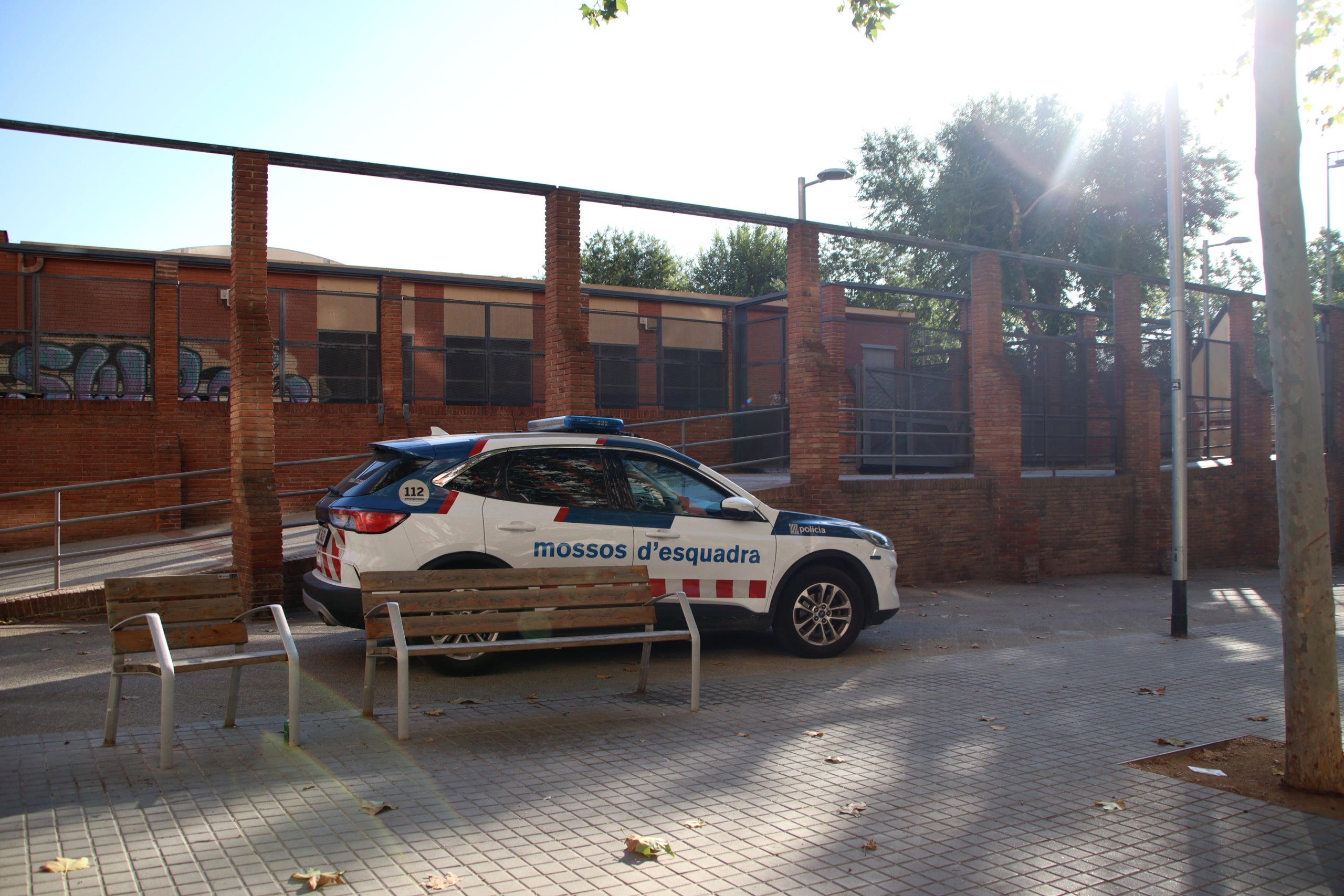 Un cotxe patrulla dels Mossos d'Esquadra al parc de la Pegaso, aquest divendres, l'endemà del crim del menor mort a trets / ACN