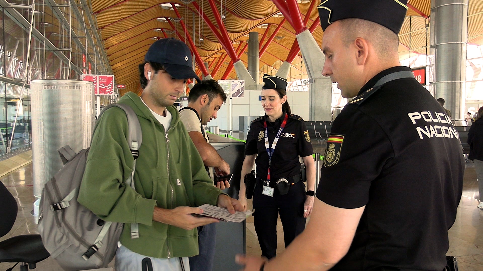 Control de passaports d'un vol procedent d'Itàlia a l'aeroport de Barajas / ACN