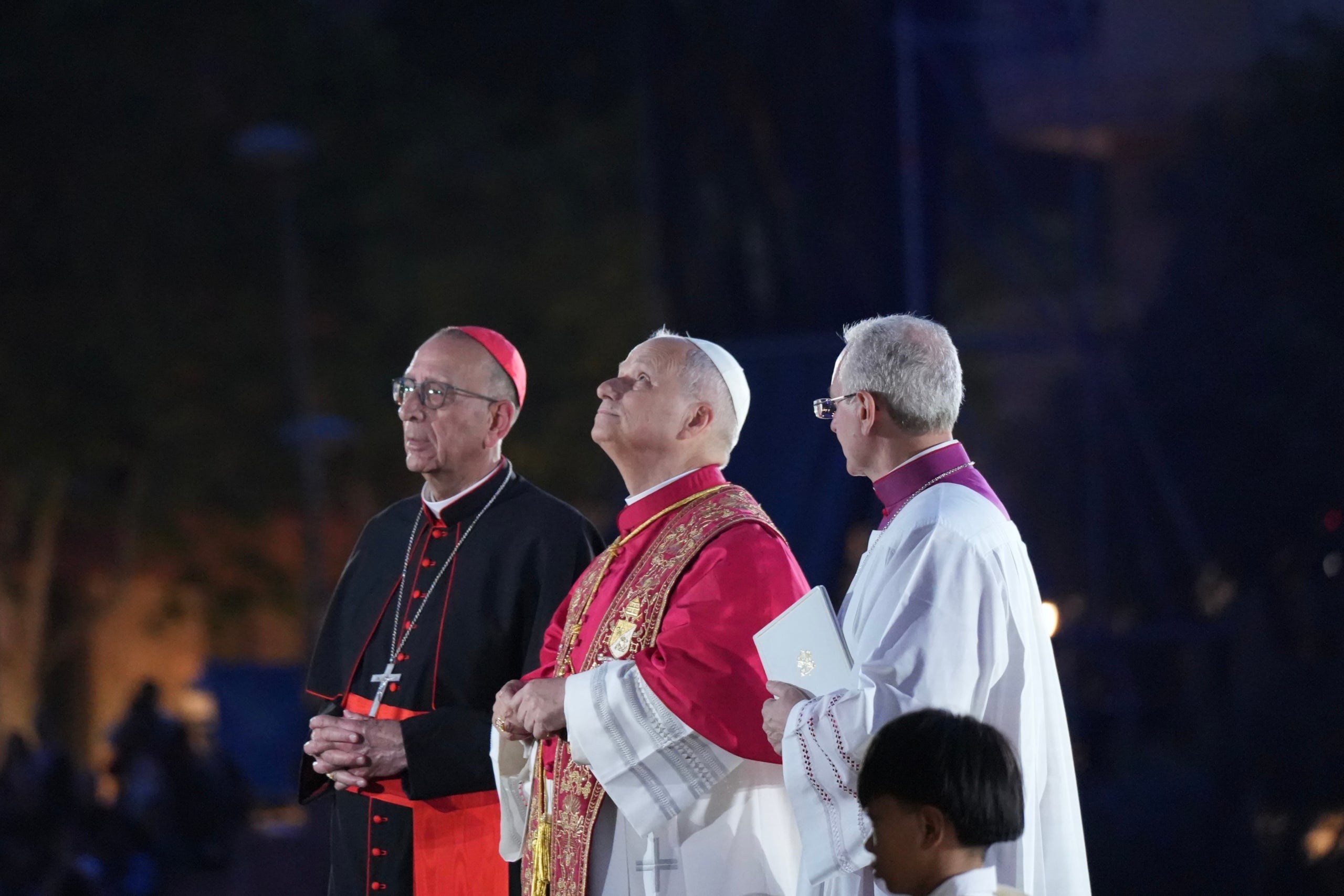 El papa León XIV y el cardenal Omella, alzando la mirada para admirar la obra de Gaudí en el momento de la bendición de la Torre de Jesucristo / ACN
