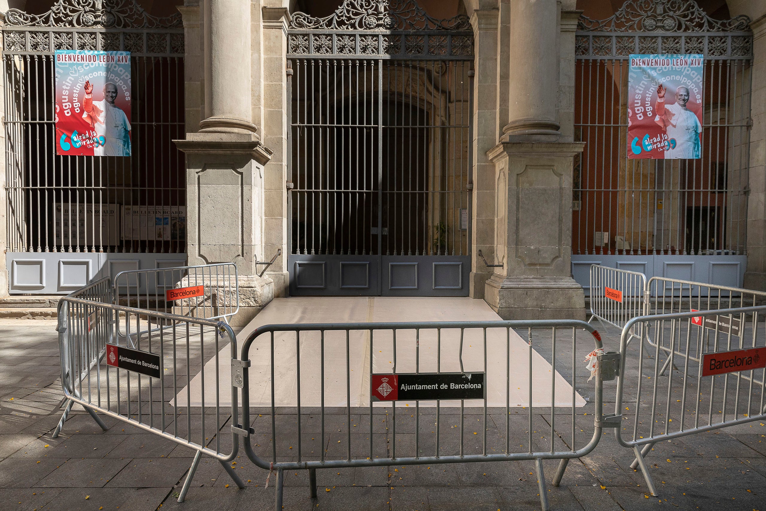 Els rètols de la visita del papa, només en espanyol, a la parròquia de Sant Agustí / Jordi Play