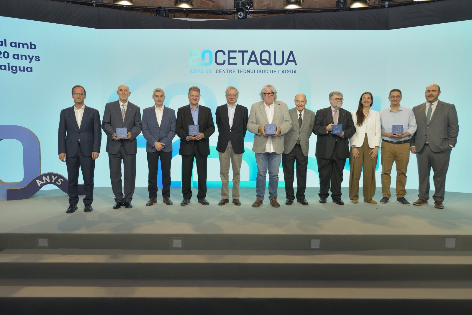 D'esquerra a dreta, Xavier Bernat, director d'Estratègia, Innovació i Desenvolupament a Aigües de Barcelona; Luis Calvo, delegat institucional del Consell Superior de Recerques Científiques a Catalunya; Daniel Tugues, director País de Veolia a Espanya; Josep Lluís Armenter, director de l'Agència Catalana de l’Aigua; Rafael Villaseca, president de Veolia a Espanya; Antonio Balmón, alcalde de Cornellà de Llobregat; Miquel Roca, president d'Aigües de Barcelona; Jordi Berenguer, vicerector de Transferència, Innovació i Emprenedoria de la Universitat Politècnica de Catalunya; Marina Arnaldos, gerent de Cetaqua Barcelona; Demetrios G. Eliades, Professor en el KIOS Research and Innovation Center of Excellence de Xipre, i Rubén Ruiz, president del Patronat de Cetaqua. / Cedida