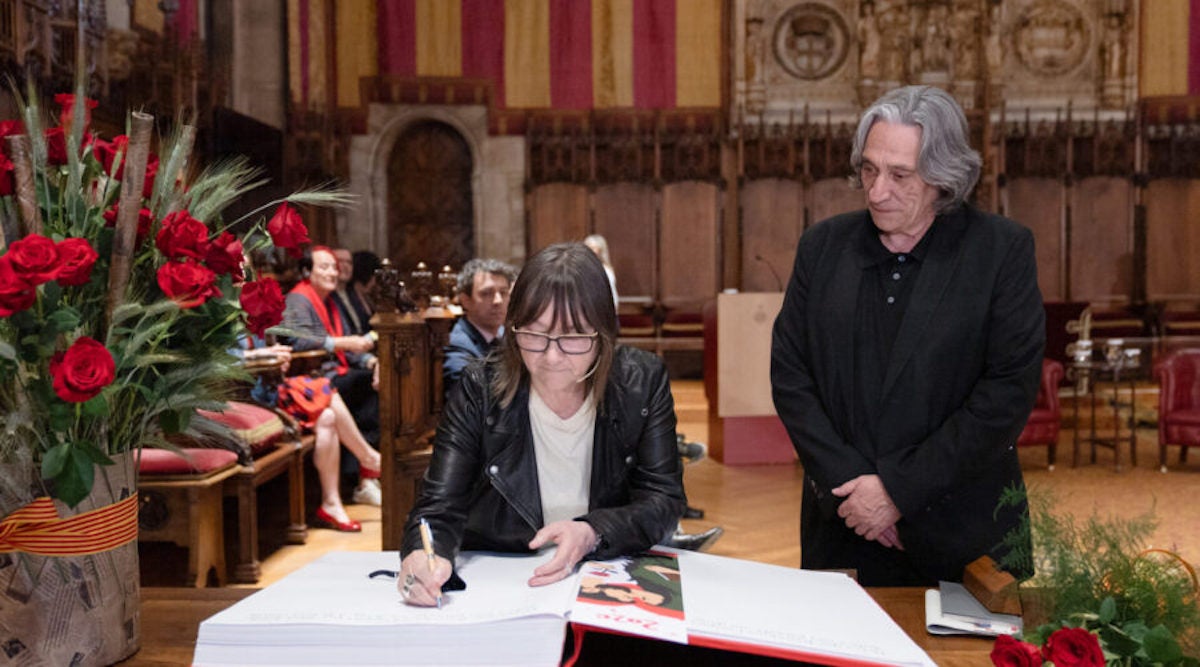 L'escriptora escocesa Ali Smith amb el regidor de Cultura Xavier Marcé el dia del pregó de Sant Jordi / Ajuntament de Barcelona