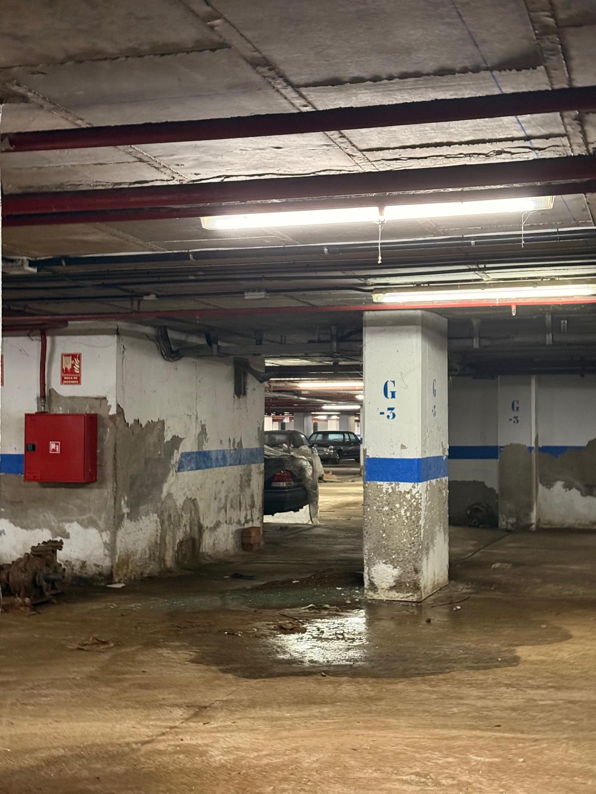 La planta -3 de l'aparcament del centre comercial de la Vila Olímpica, totalment degradada i amb cotxes abandonats, a l'abril / Cedida al TOT-ERC