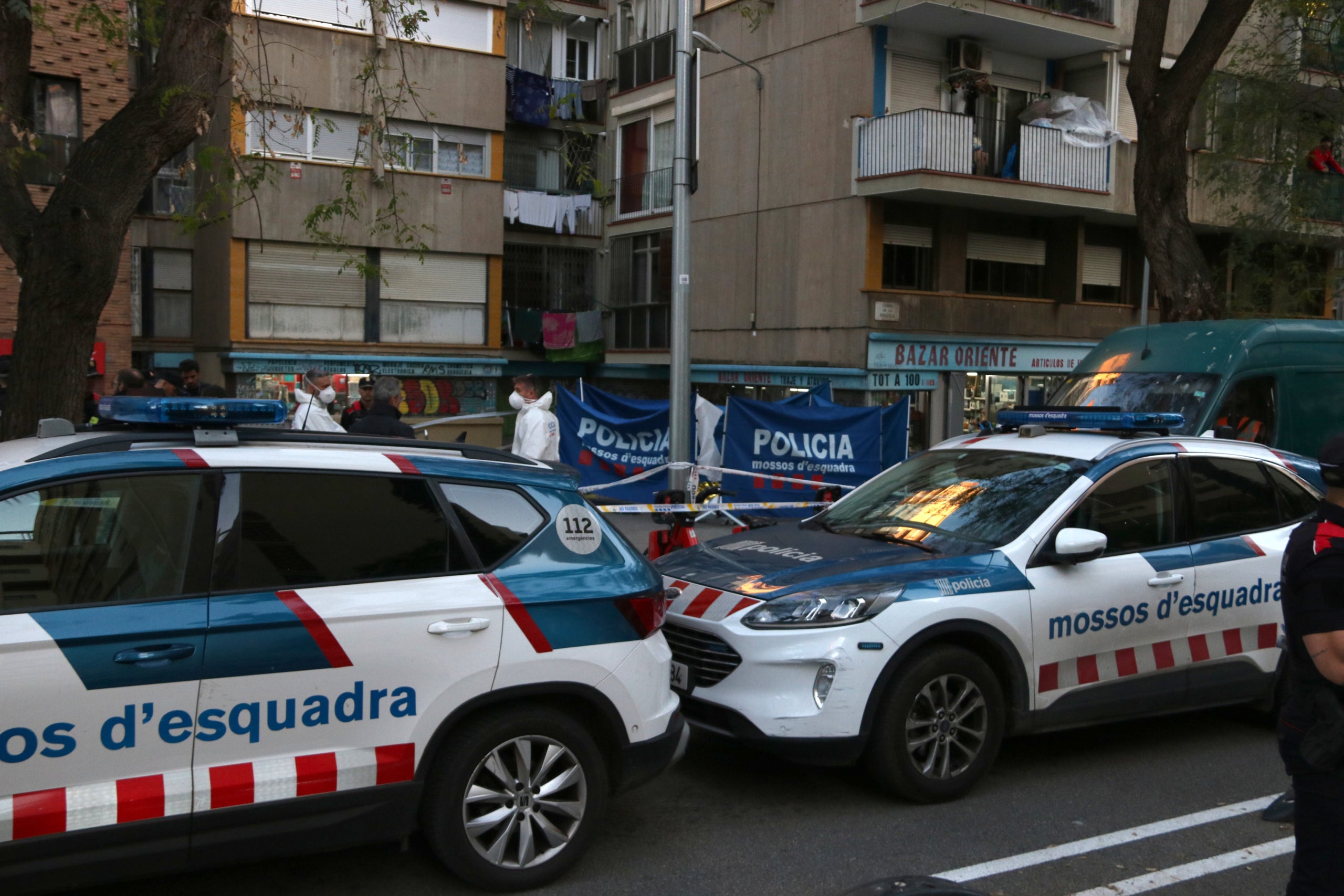 Agents dels Mossos al carrer Mineria de Sants després d'un tiroteig que ha acabat amb una víctima mortal | Bernat Vilaró (ACN)