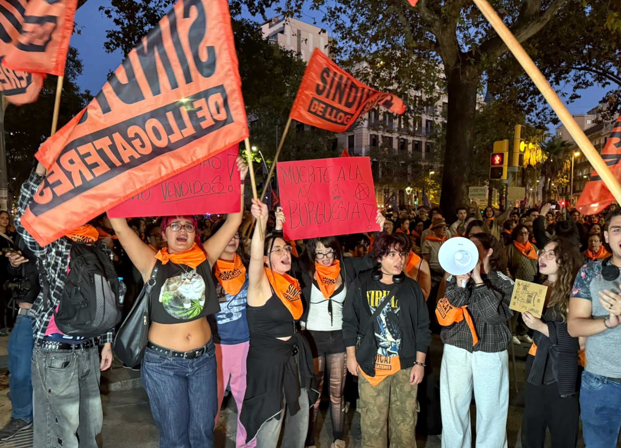 Manifestants pel dret a l'habitatge digne mostren banderes i pancartes abans de la manifestació a la plaça Universitat. | Iñaki Martínez (ACN)