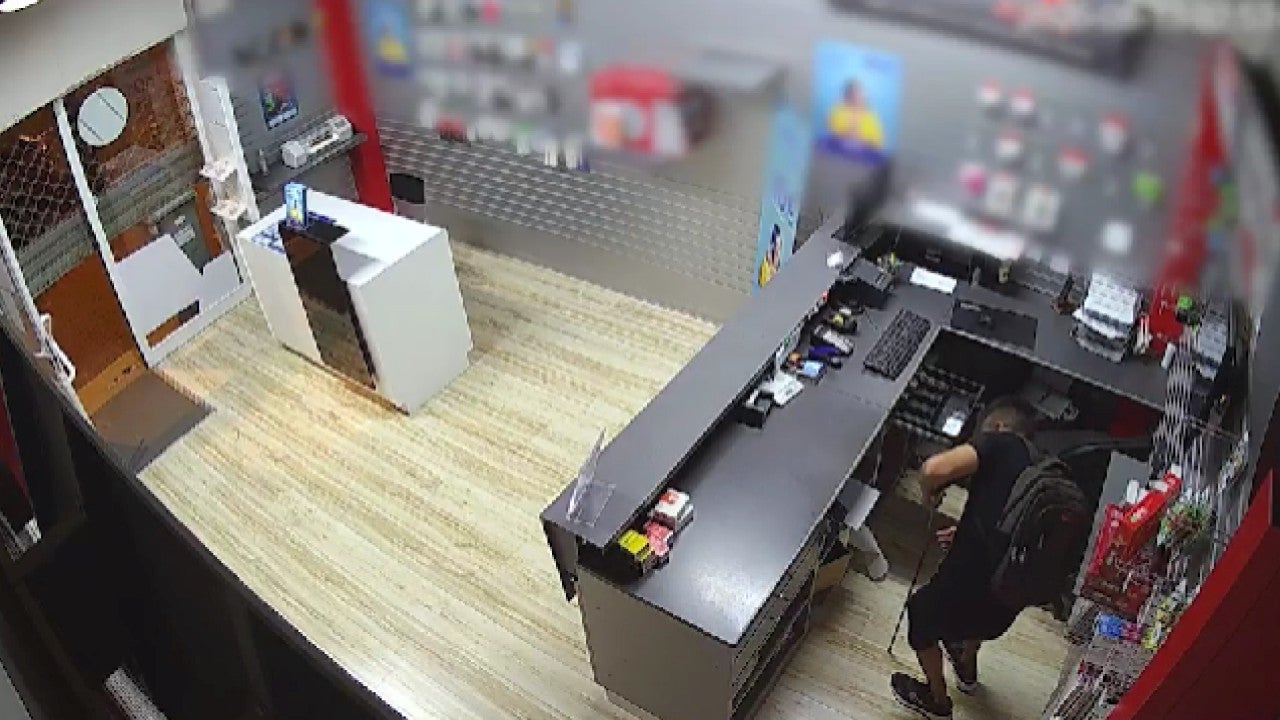 Un moment d'un robatori a un dels establiments comercials del Poblenou de Barcelona / ACN