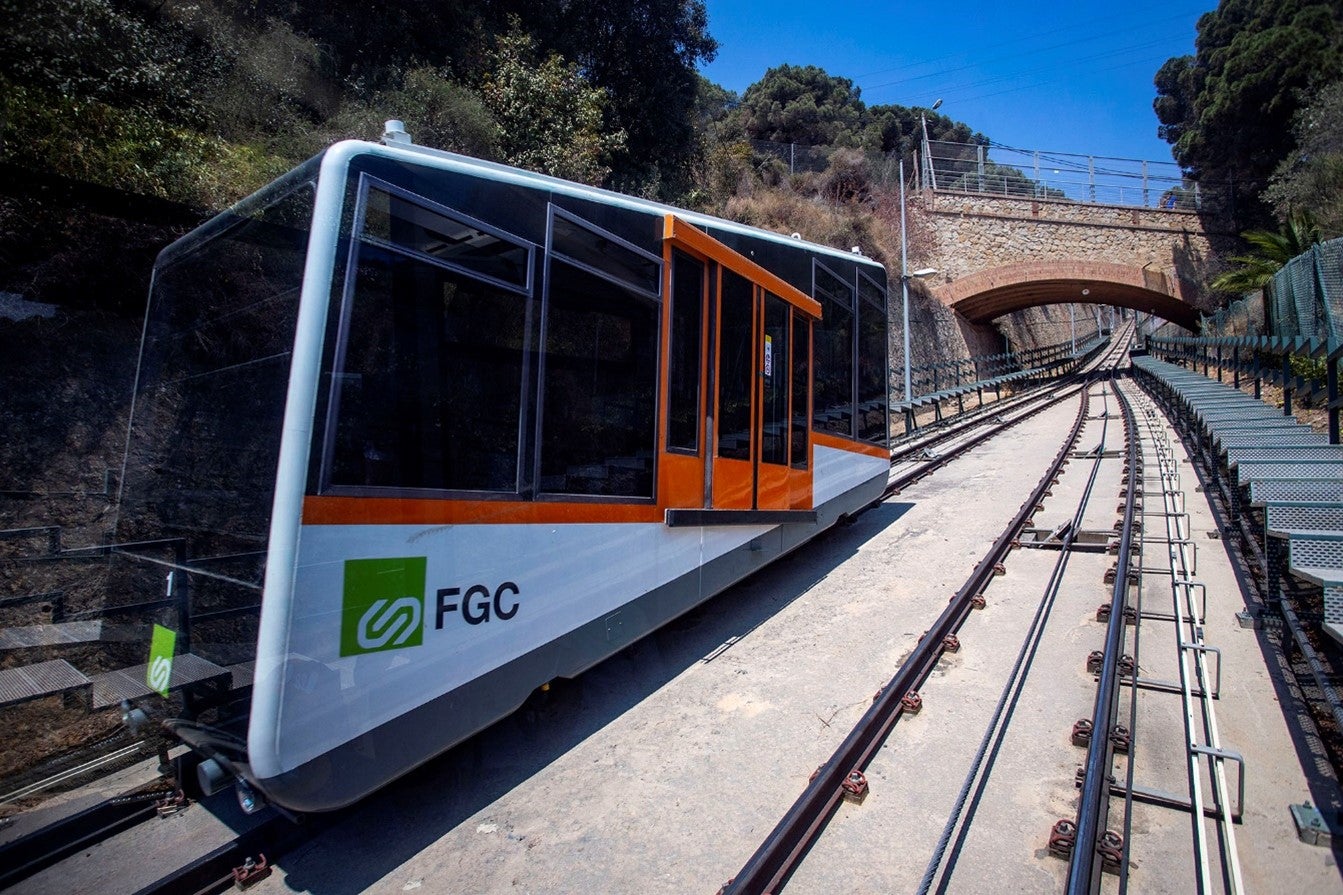 Pla general del Funicular de Vallvidrera en circulaci&oacute; | Cedida a l'ACN per FGC
