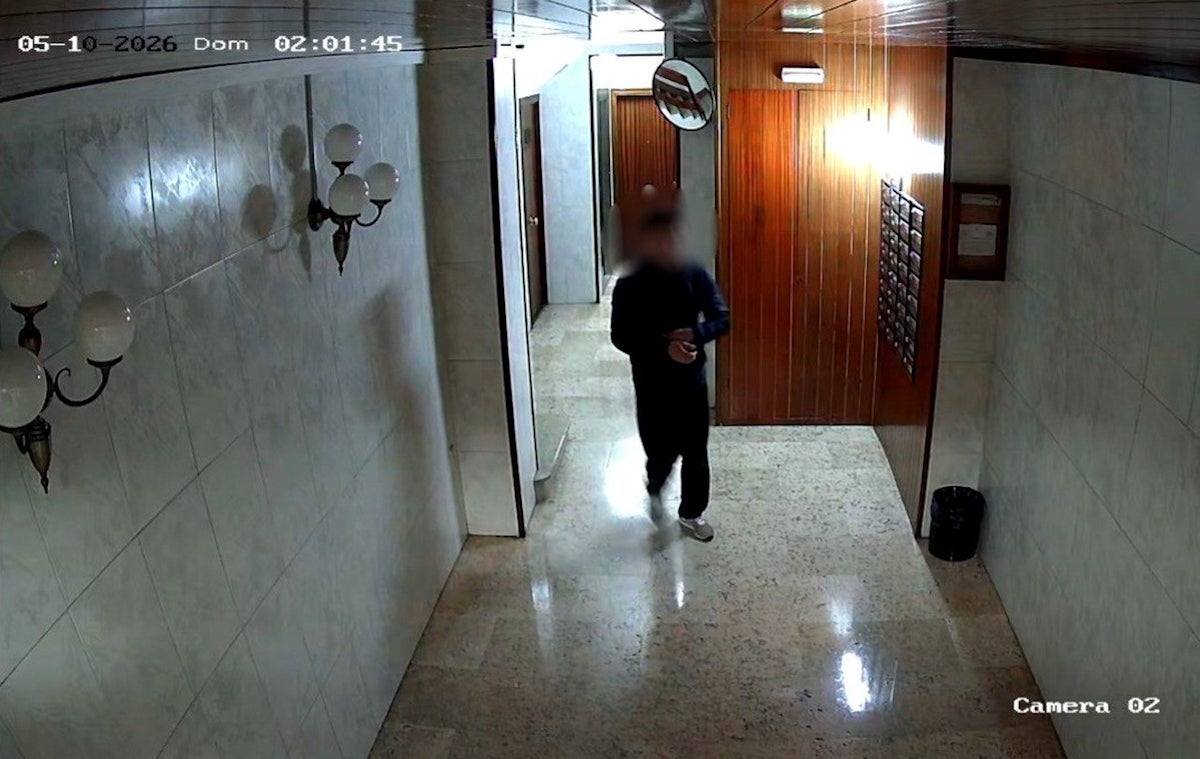 El lladre detingut a Barcelona per assaltar domicilis d'àvies vulnerables captat per una càmera de videovigilància / Mossos d'Esquadra