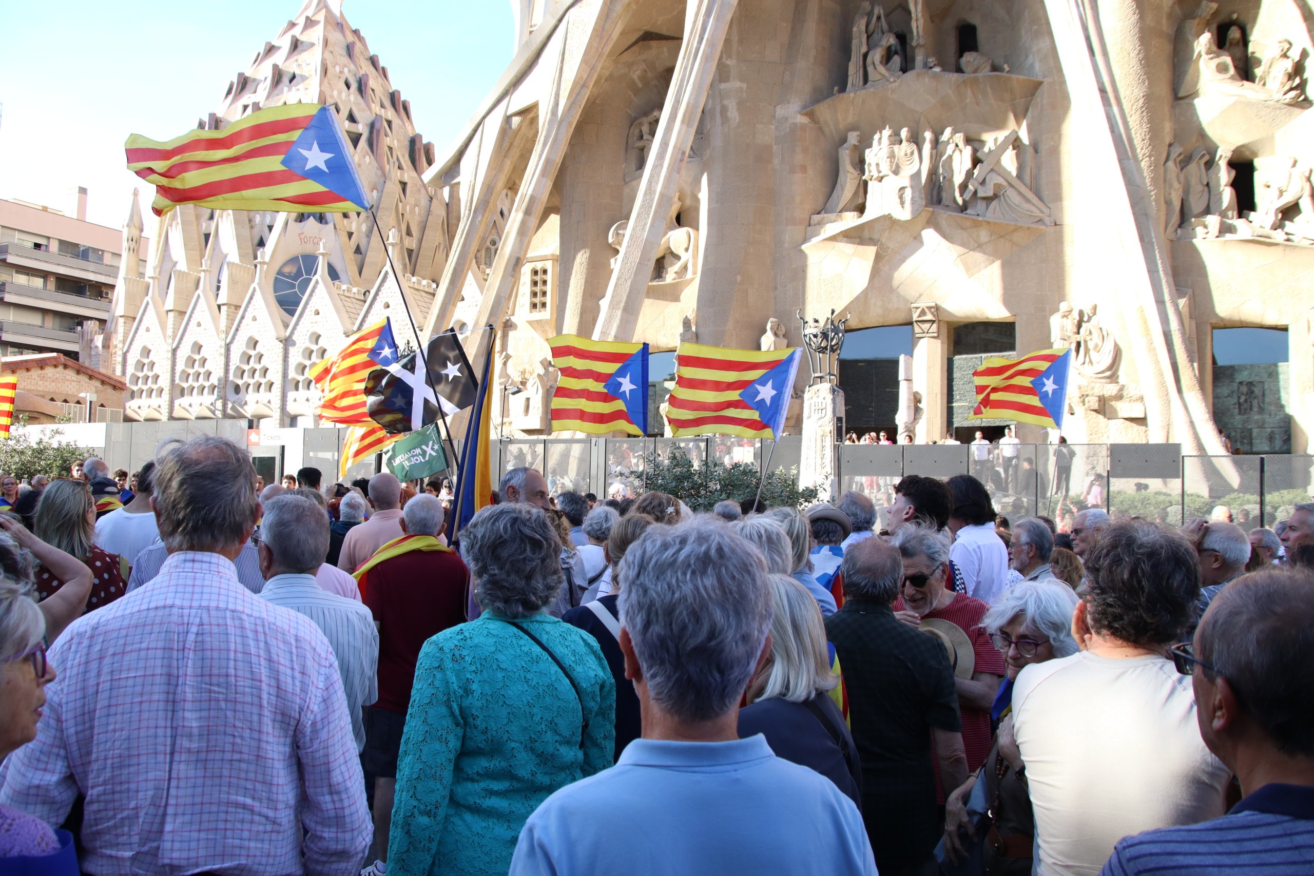 Concentració aquest dijous als peus de la Sagrada Família en protesta per l'expulsió de cantaires a la missa en record a Gaudí. | Enric Sitjà Rusiñol  (ACN)