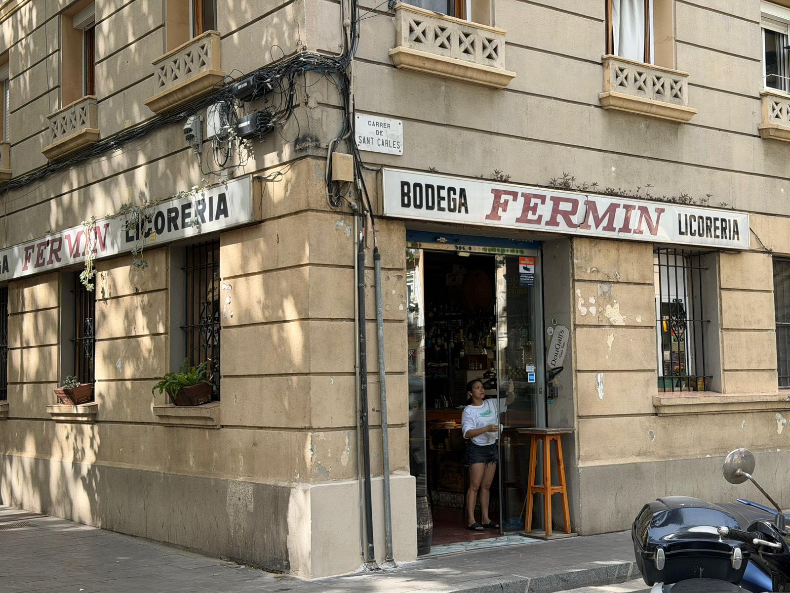 Els rètols de la Bodega Fermín, a la façana de l'establiment, aquesta setmana / Cedida ERC 