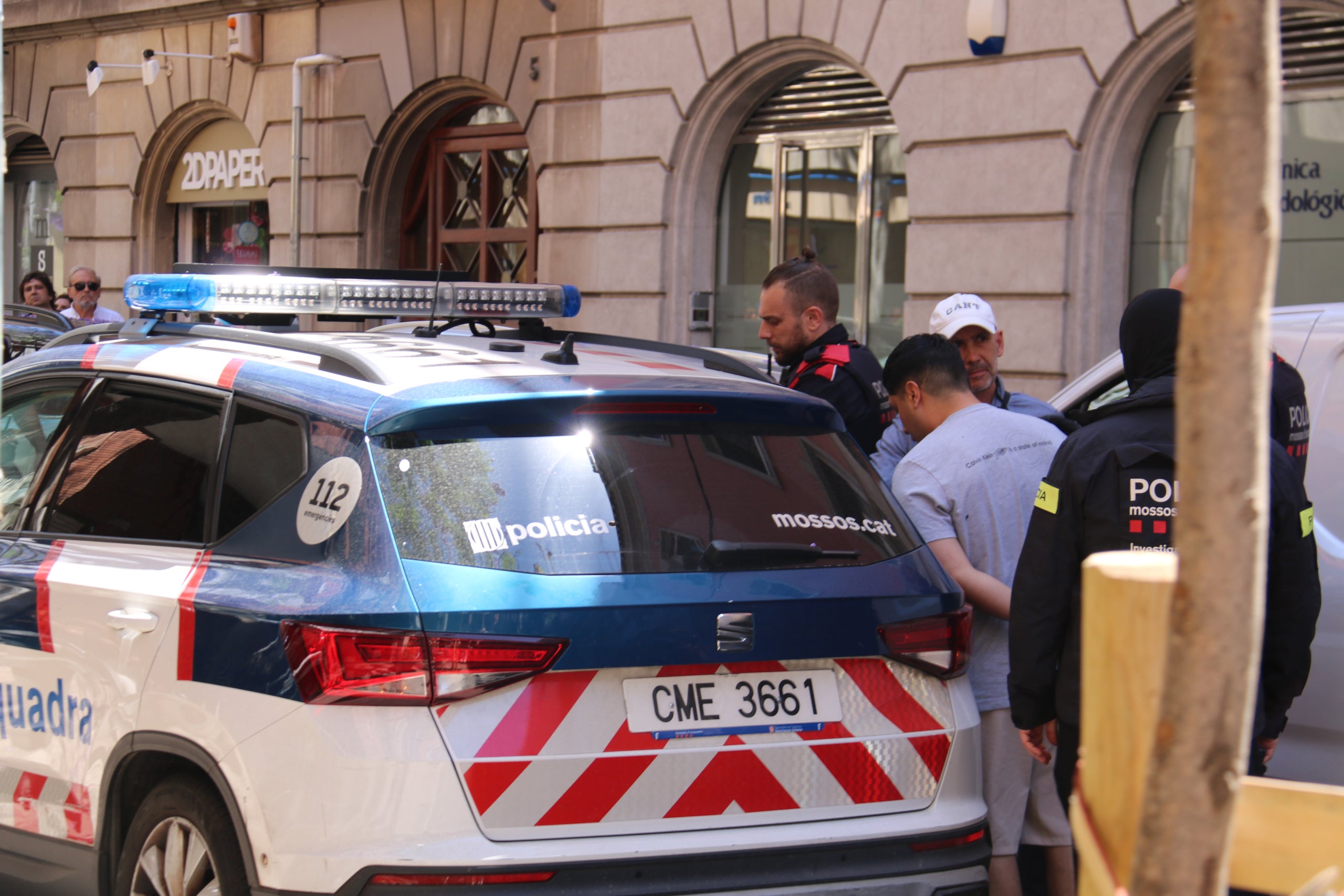 Els Mossos s'enduen un dels detinguts / ACN