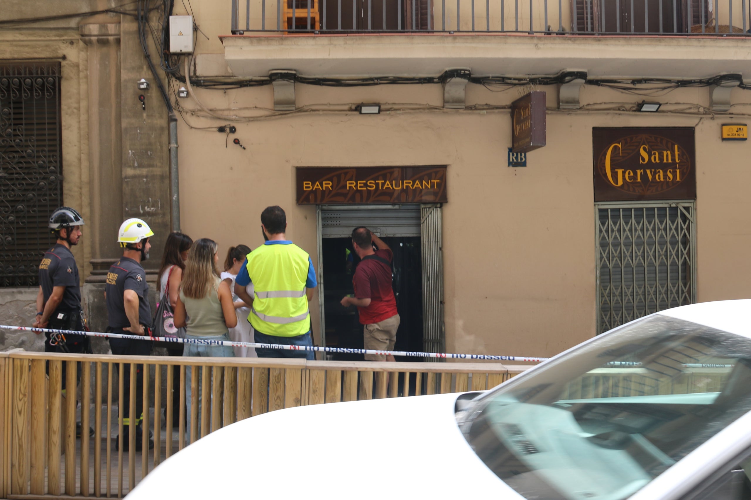 Miquel Santamarta, del restaurant Sant Gervasi, &eacute;s el primer comerciant dels edificis afectats en tornar al seu negoci. | Miquel Codolar (ACN)