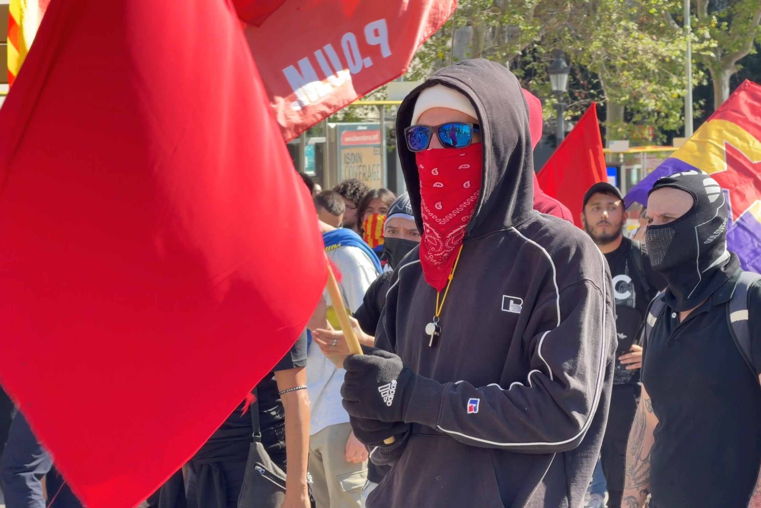 Un manifestant antifeixista, a la plaça de Catalunya / ACN