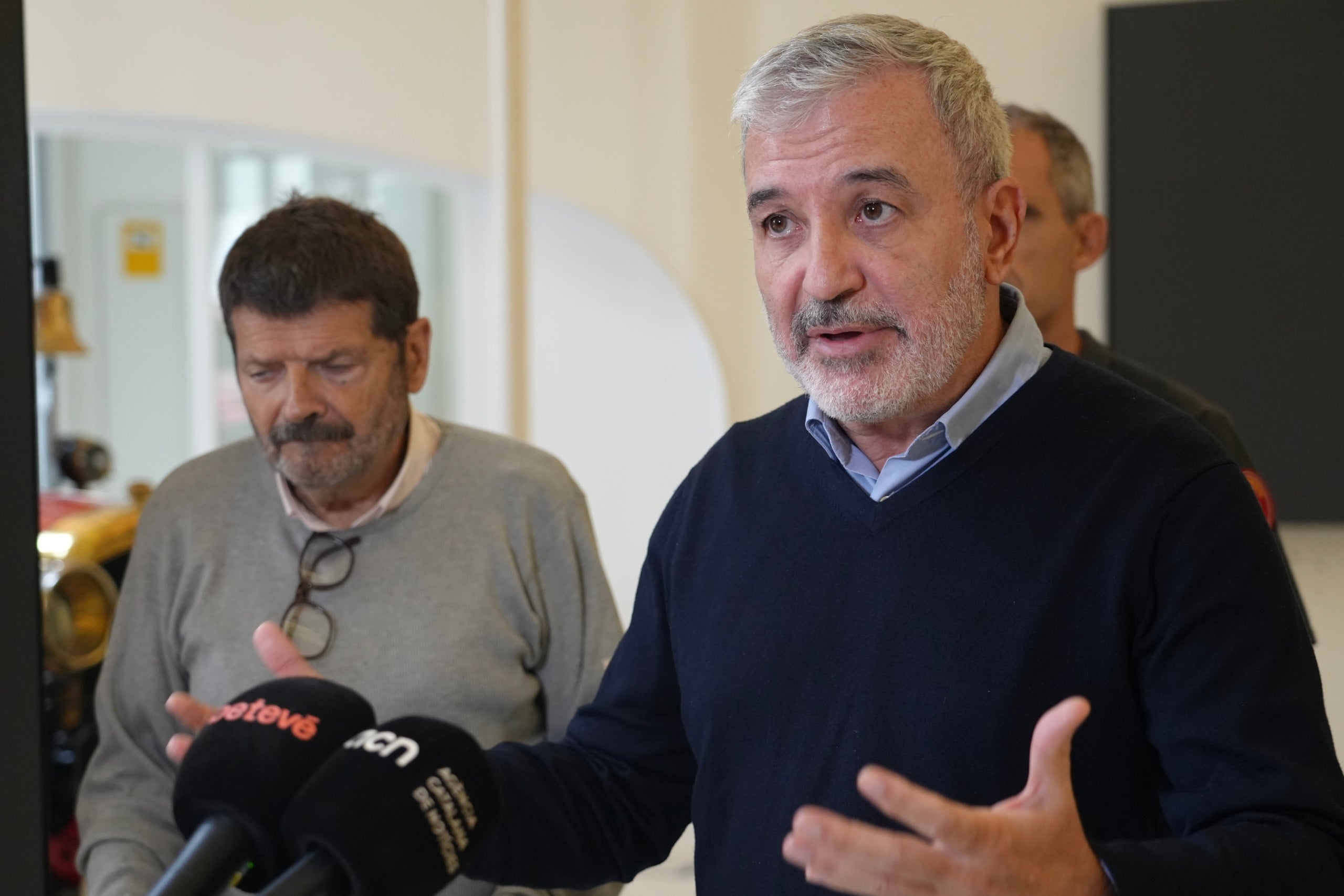 Roda de premsa de l'alcalde Jaume Collboni després de la reunió de coordinació amb els diferents serveis i autoritats pel temporal / Nico Tomàs (ACN)