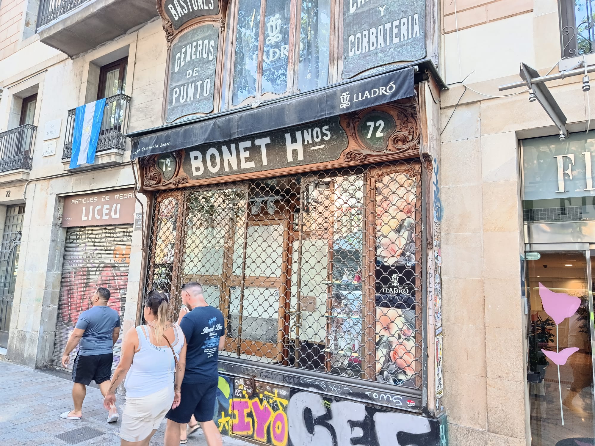 La botiga de Lladró, a l'antiga camiseria Bonet de la Rambla, tancada / Jordi Subirana