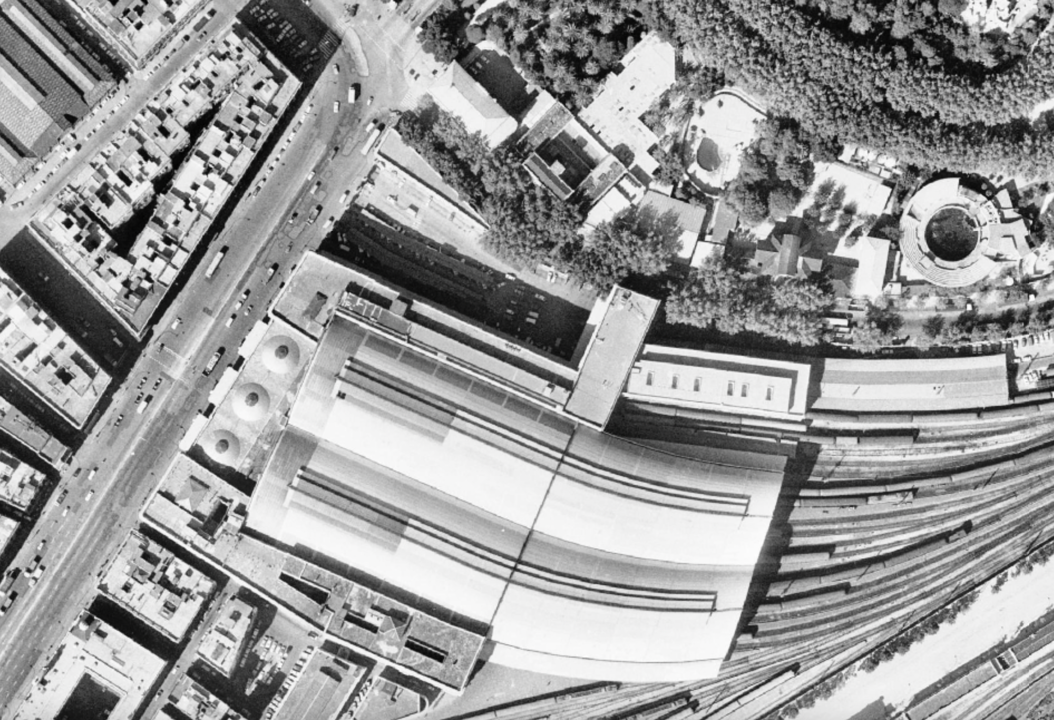 Imatge aèria de l'estació de França amb l'edifici de les antigues cavallerisses al marge superior als anys setanta / Ull del Temps (ICGC)