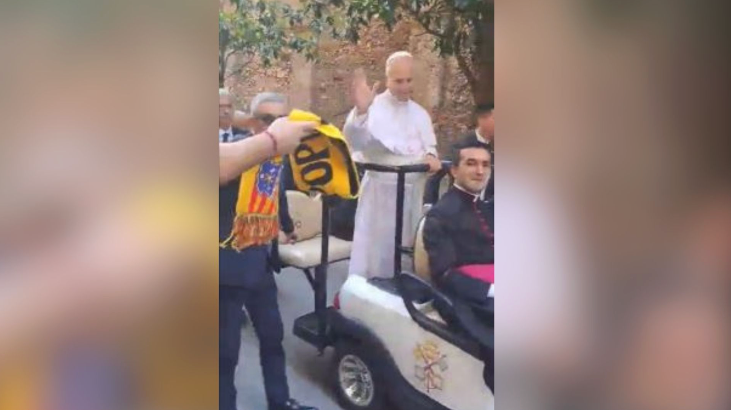 El moment en què l'aficionat, @GuillemLaza, entrega la bufanda al Papa @GuillemLaza