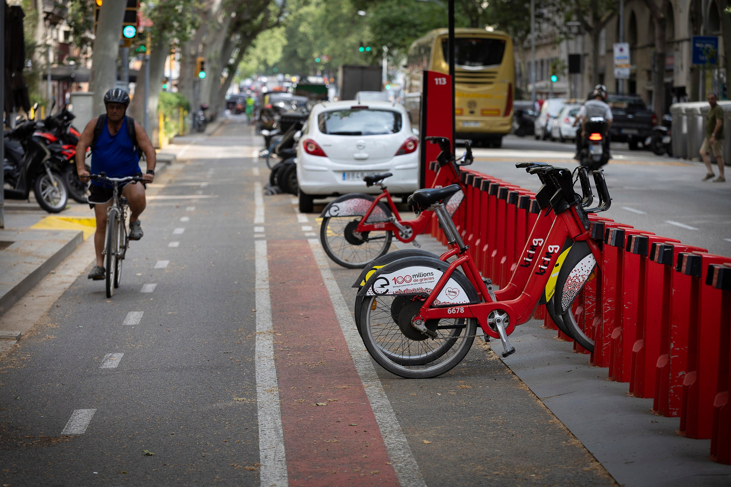Estació de Bicing i carril bici a la ronda de Sant Pau / Jordi Play