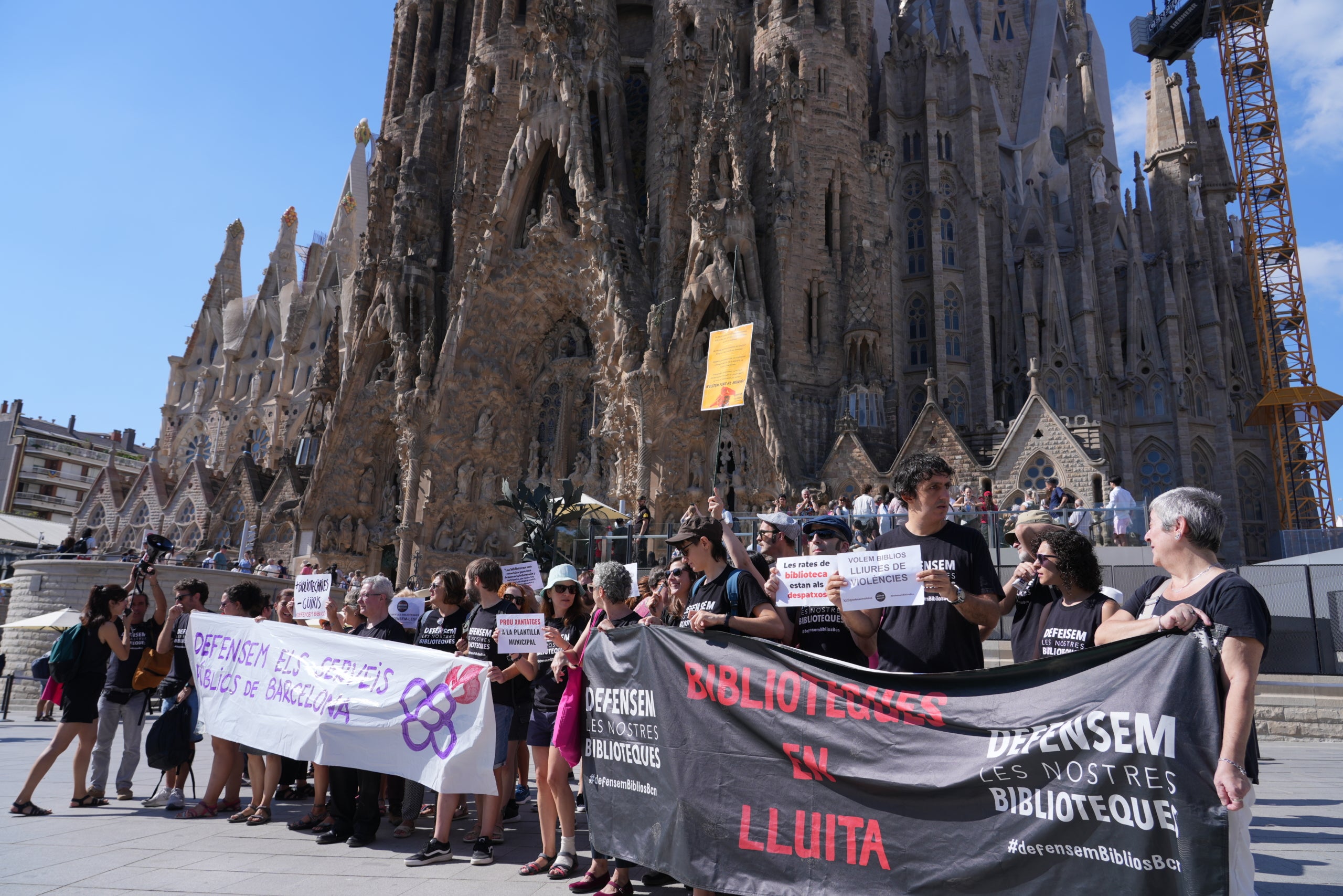 Els manifestants protestant davant la Sagrada Família aquest dimarts. | Alba Ibáñez (ACN)