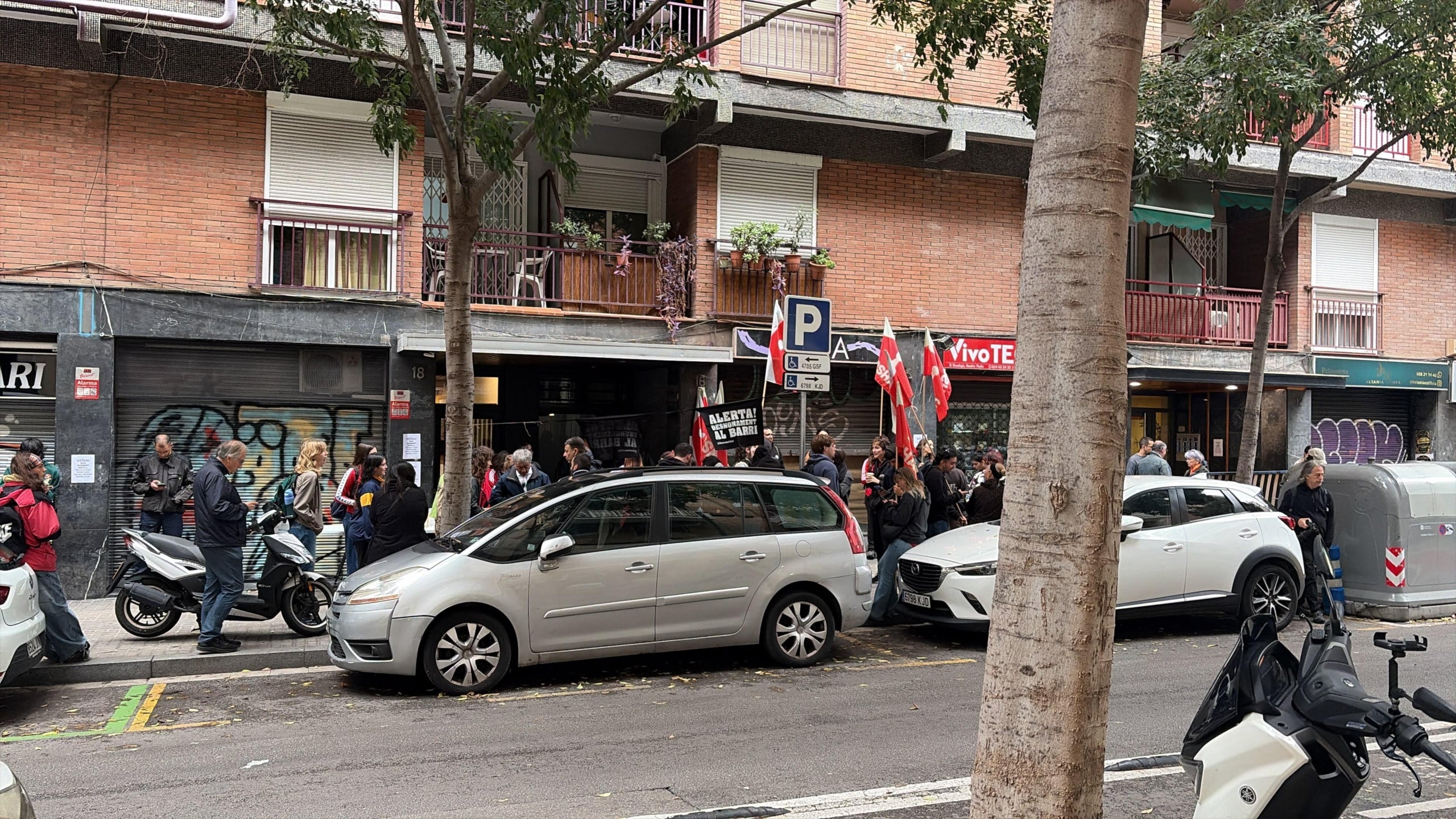 Persones concentrades per aturar el desnonament al Camp de l'Arpa / Cedida