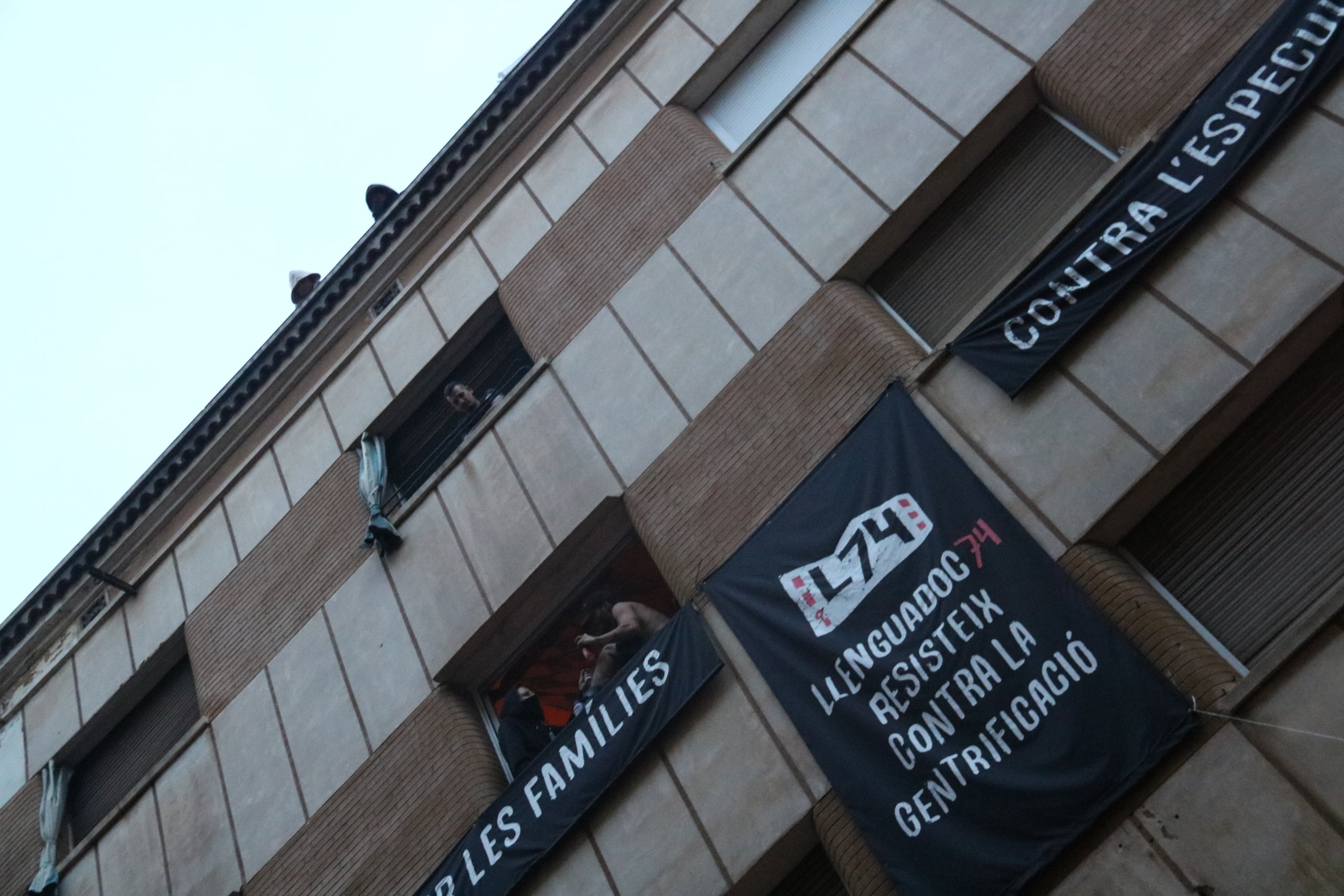Una pancarta al carrer del Llenguadoc, 74, a Sant Andreu / ACN-Miquel Codolar