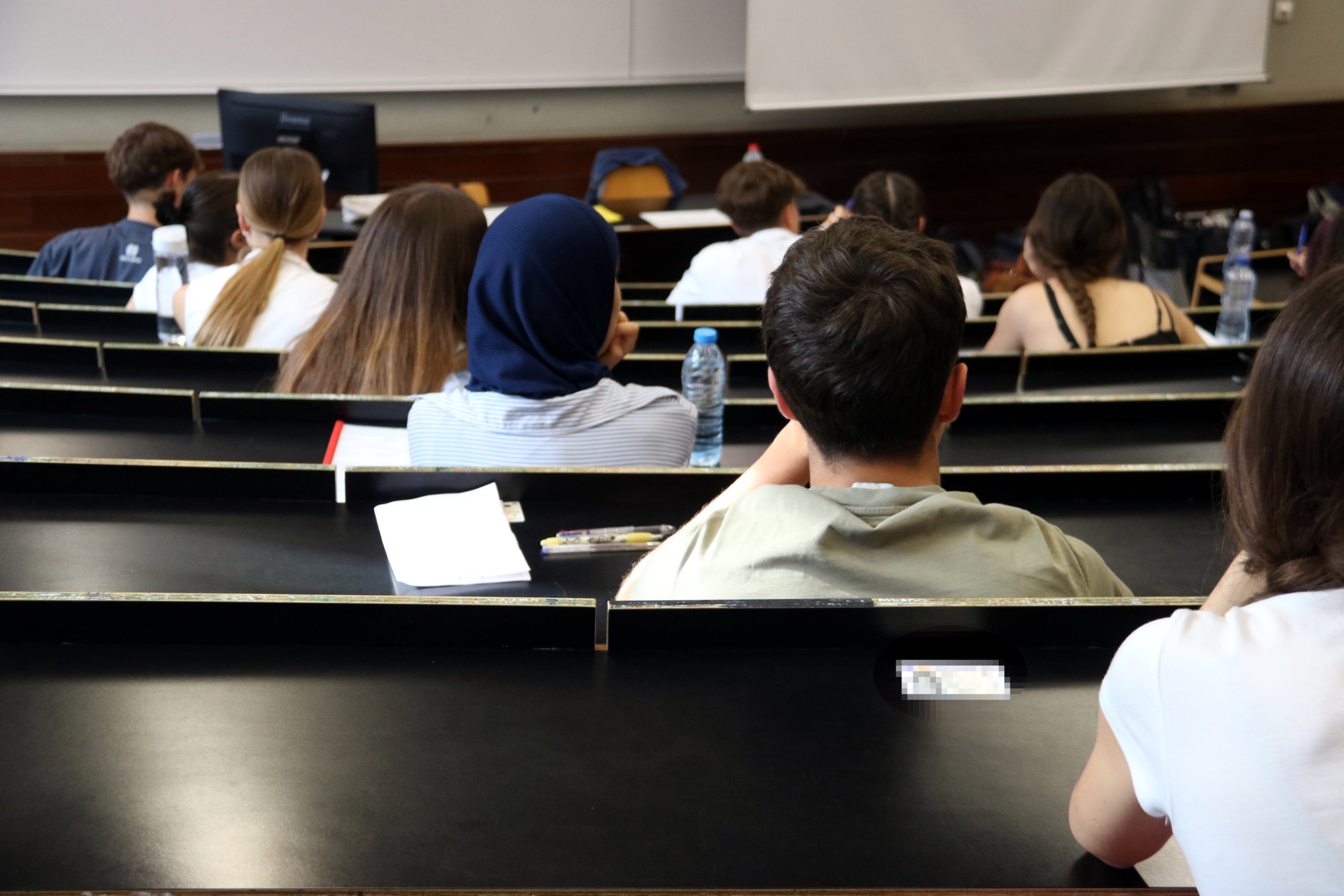 Alumnes abans de començar el primer dia de la selectivitat a Barcelona / Natzaret Romero / ACN