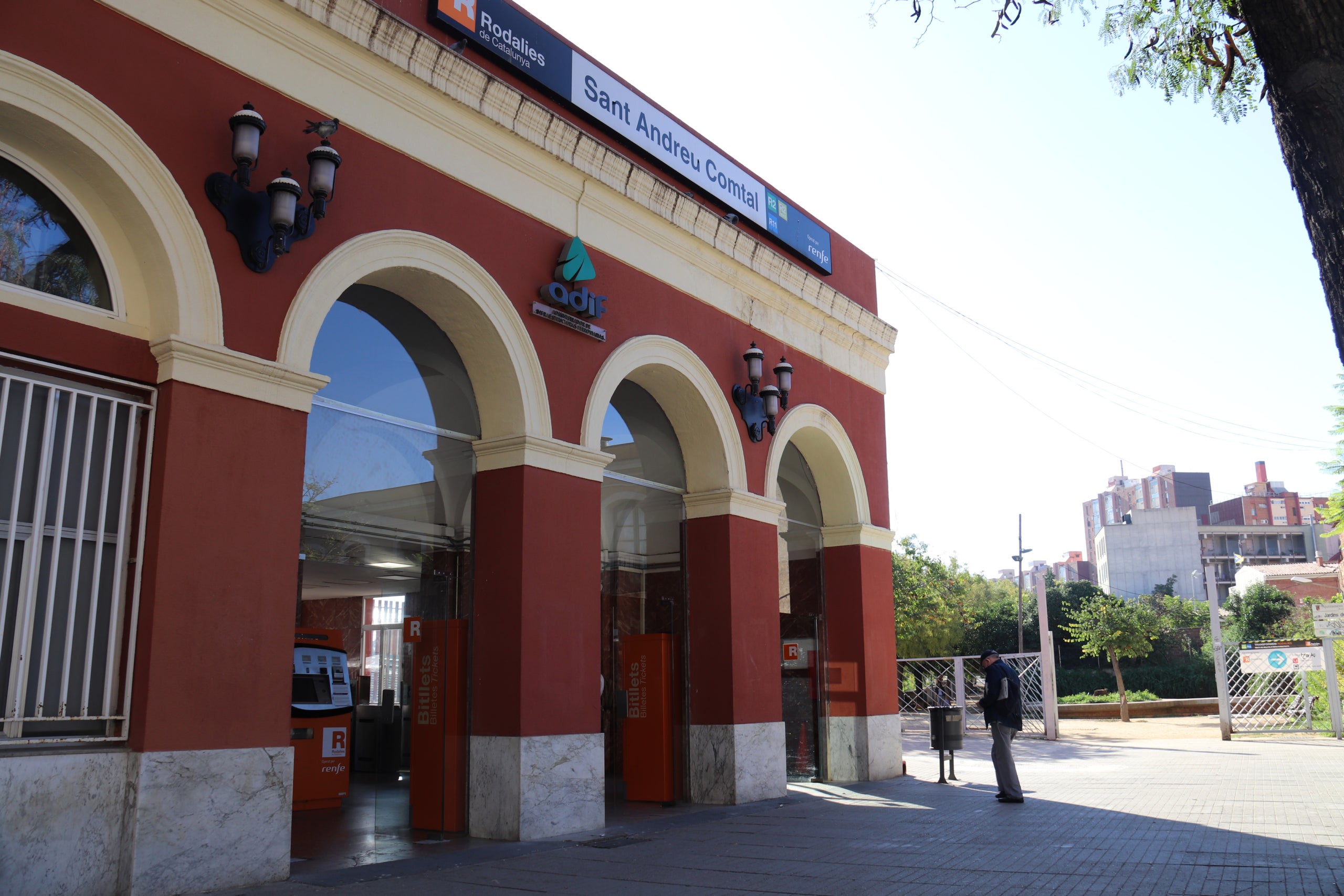 Entrada de l'estació de Sant Andreu Comtal | Aina Martí / Marta Vidal (ACN)