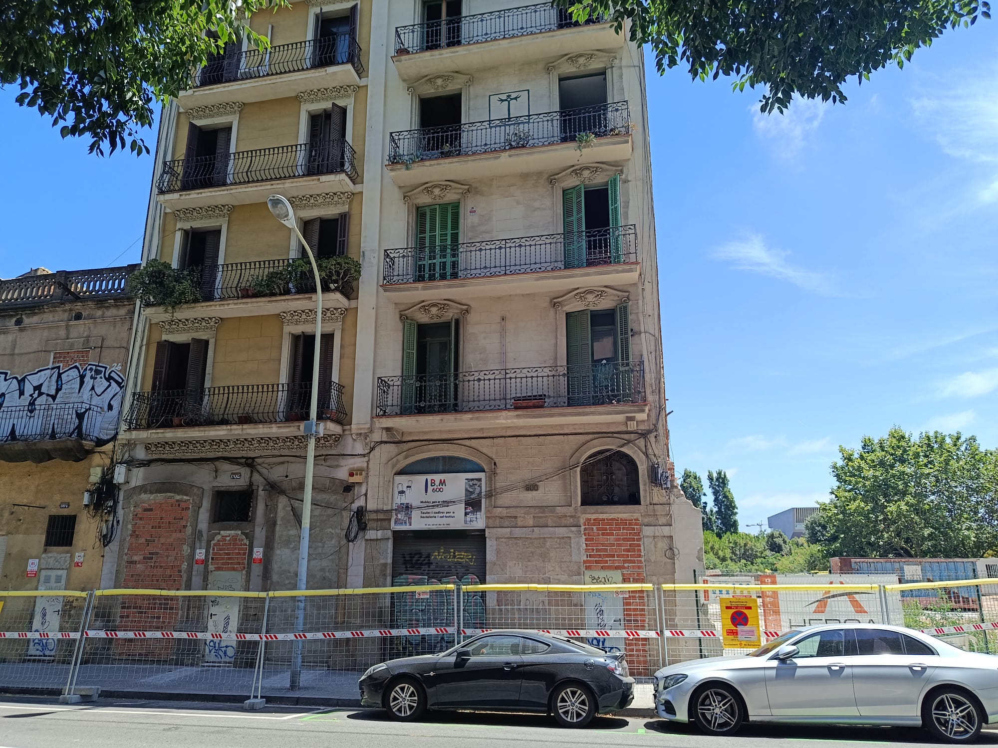 Els edificis bessons de Glòries, a punt de ser enderrocats / Jordi Subirana