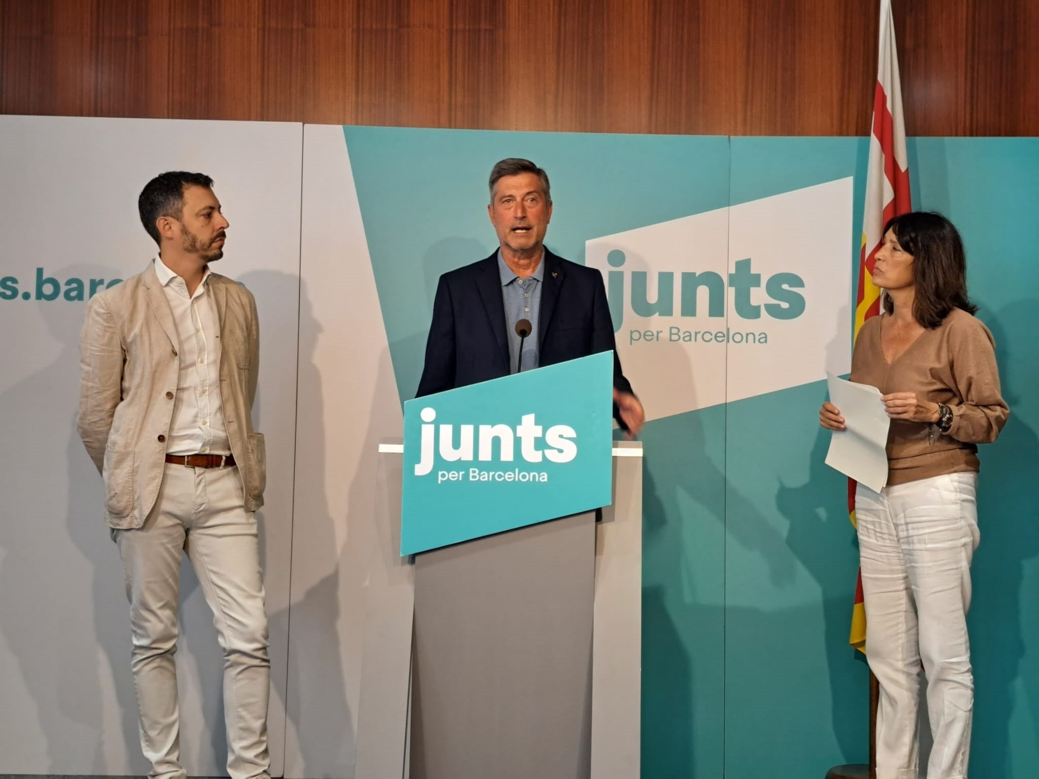 El regidor del grup municipal de Junts a l'Ajuntament de Barcelon, Joan Rodríguez, el portaveu del grup municipal de Junts, Jordi Martí, i la diputada de Junts al Congrés, Pilar Calvo / Europa Press