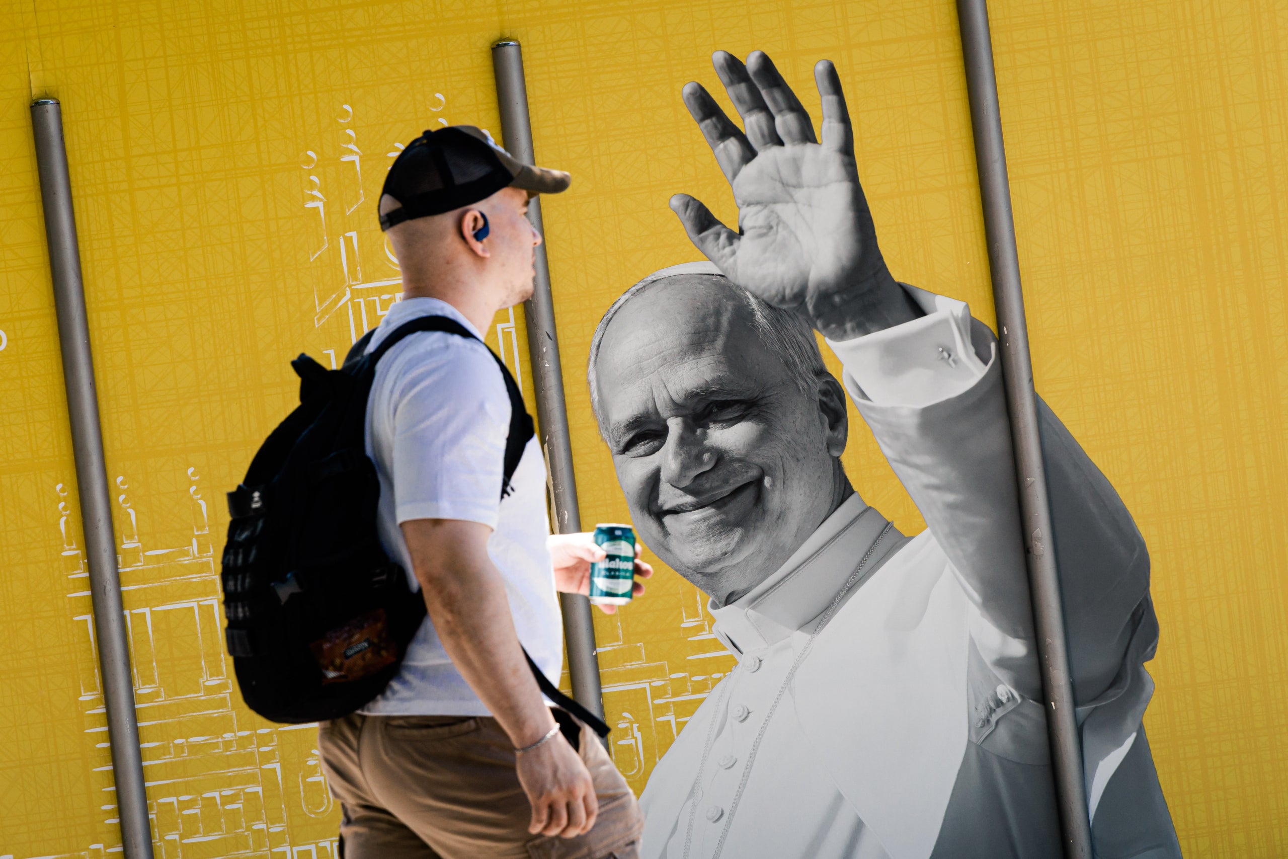 Cartell anunciant la visita del papa Lleó XIV a Madrid i Barcelona / Carlos Luján (Europa Press)