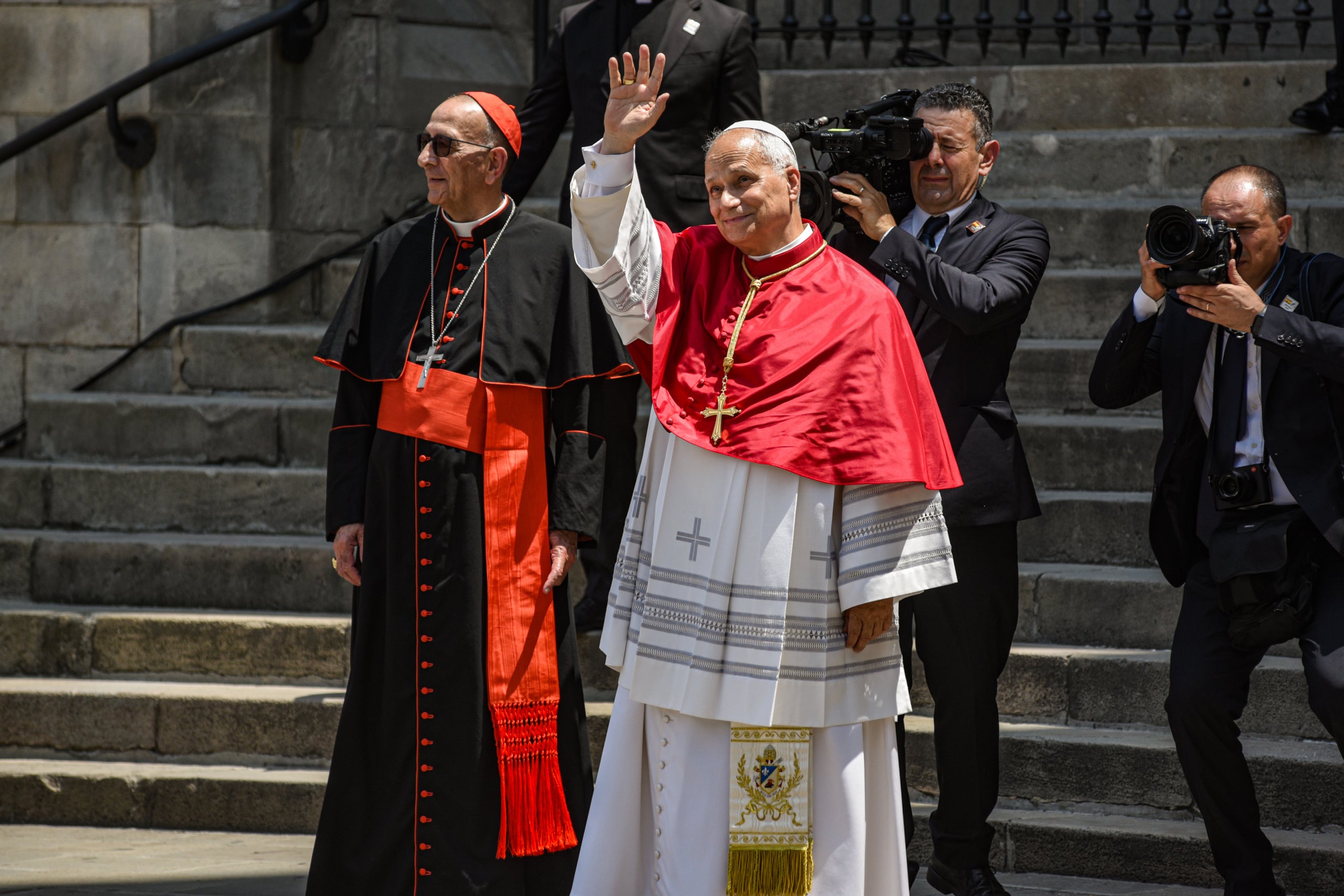 El papa León XIV saluda a los feligreses congregados en las puertas de la Catedral de Barcelona / Alberto Paredes (Europa Press)