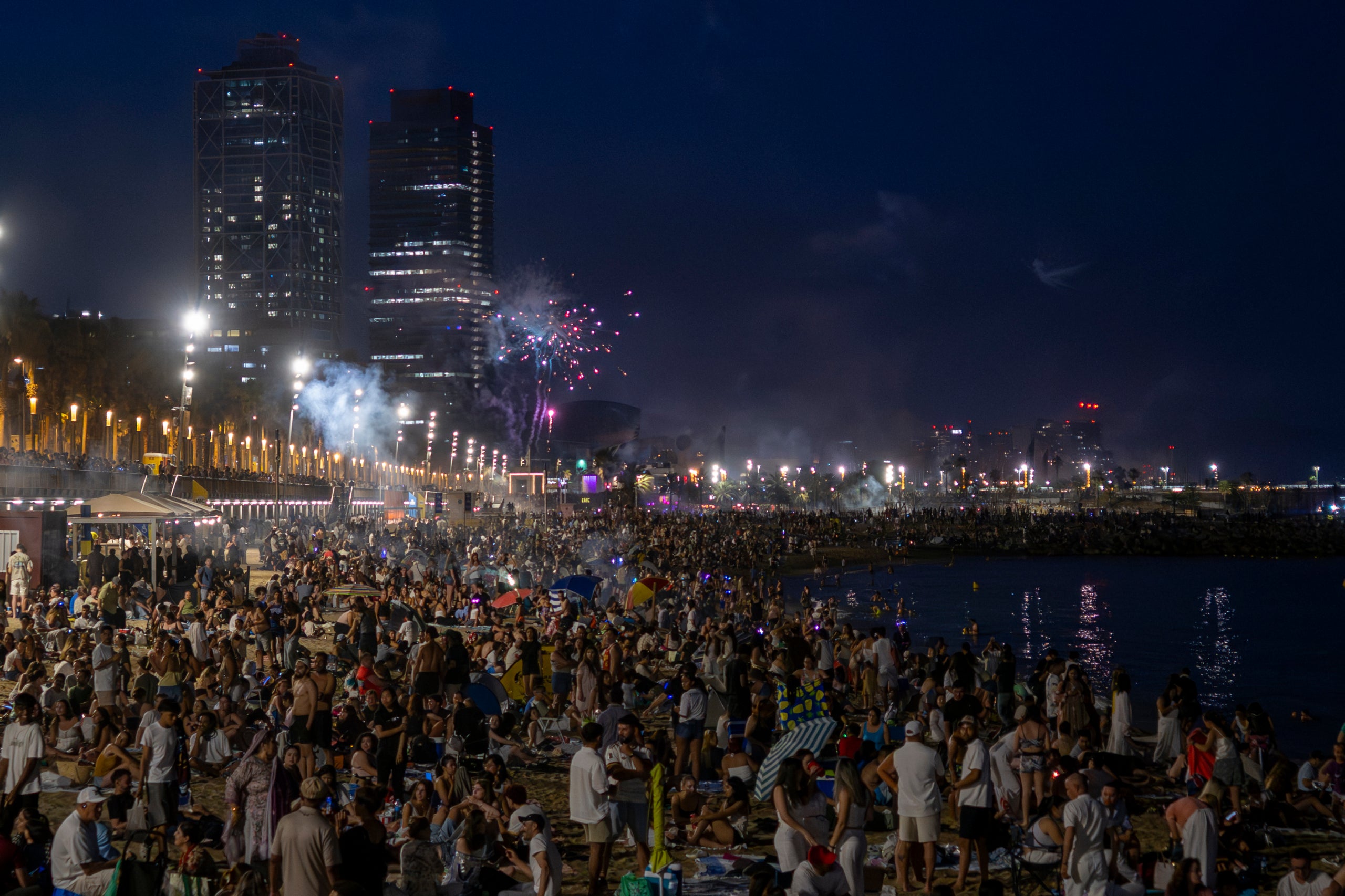 Moments de la revetlla de Sant Joan d'aquest 2026 en una platja de Barcelona / Lorena Sopêna / Europa Press
