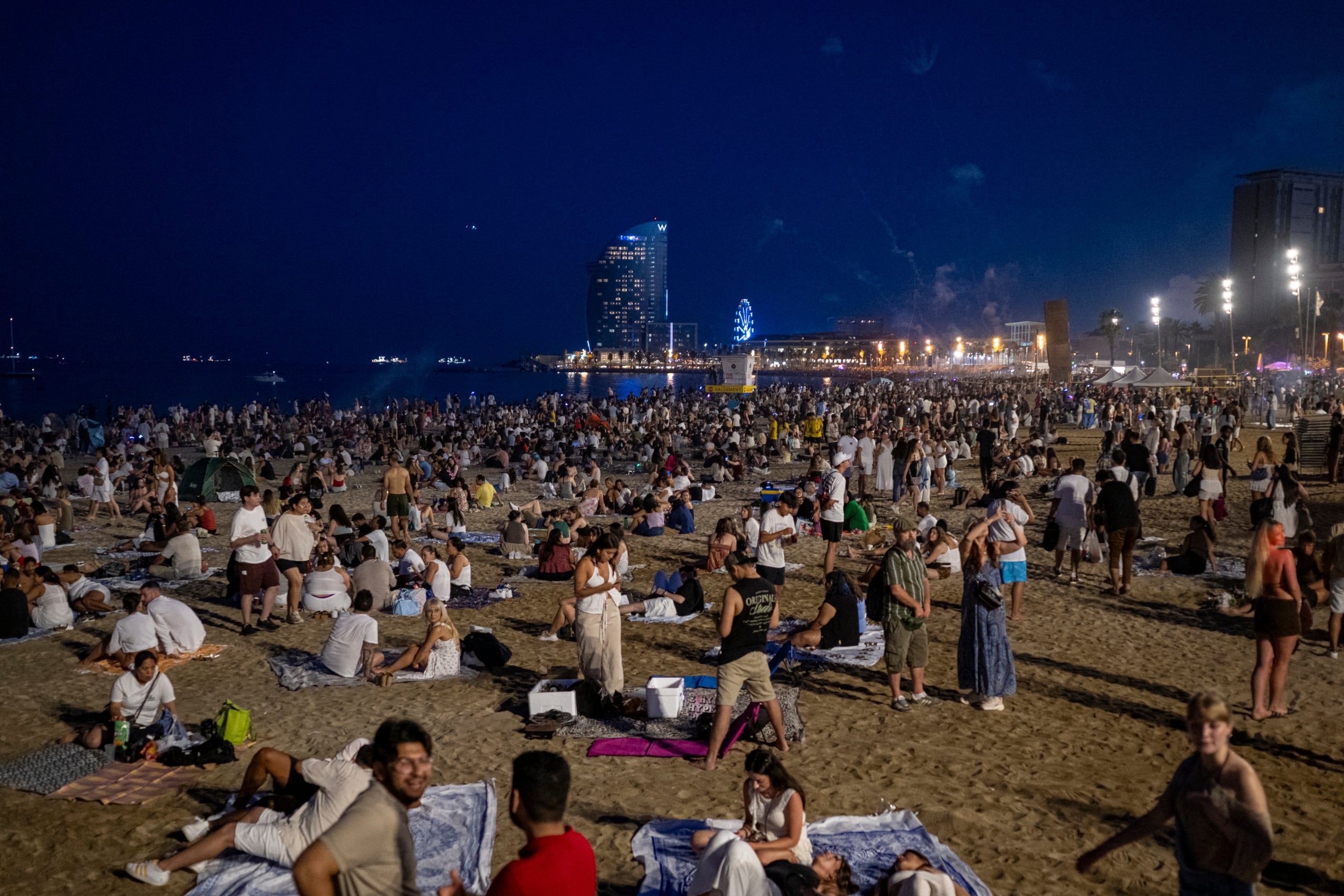 Moments de la revetlla de Sant Joan d'aquest 2026 en una platja de Barcelona / Lorena Sopêna / Europa Press