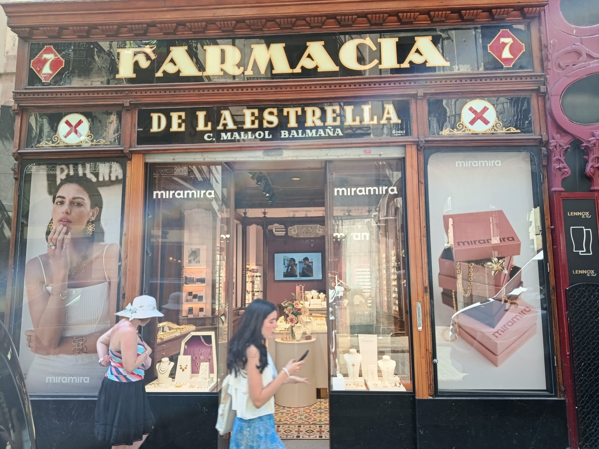 L'antiga farmàcia de la Estrella, convertida en la joieria-bijuteria Miramira / Jordi Subirana