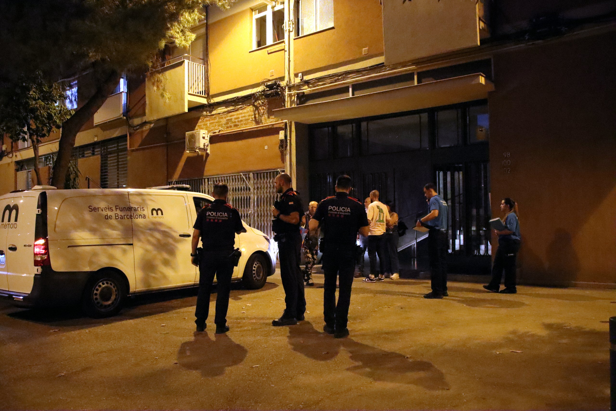 Els Mossos i el cotxe funerari davant del bloc del carrer Andrade / ACN