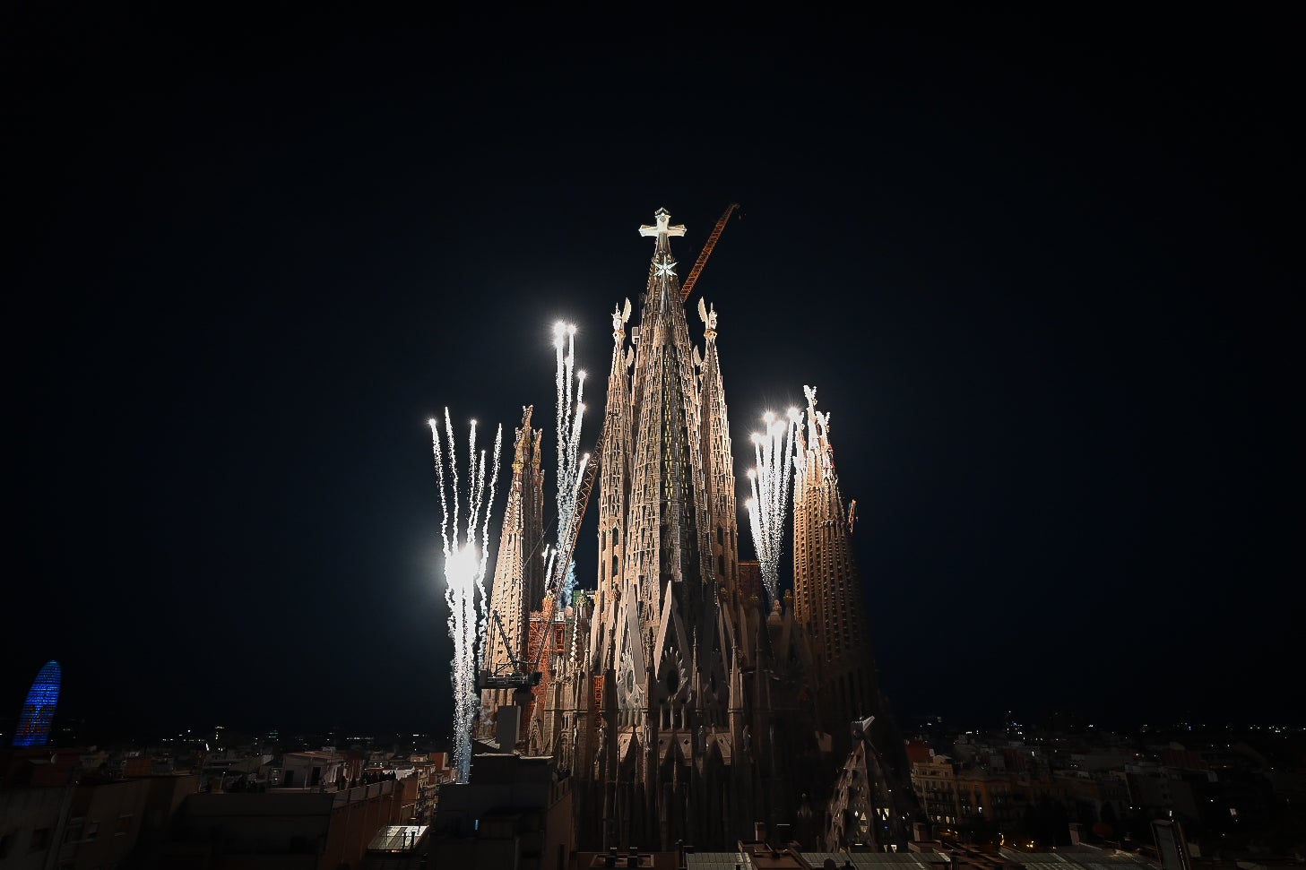 L'espectacle pirotècnic de la inauguració de la Torre de Jesús a la Sagrada Família, amb il·luminació de la Fundació Endesa / Foto: Endesa