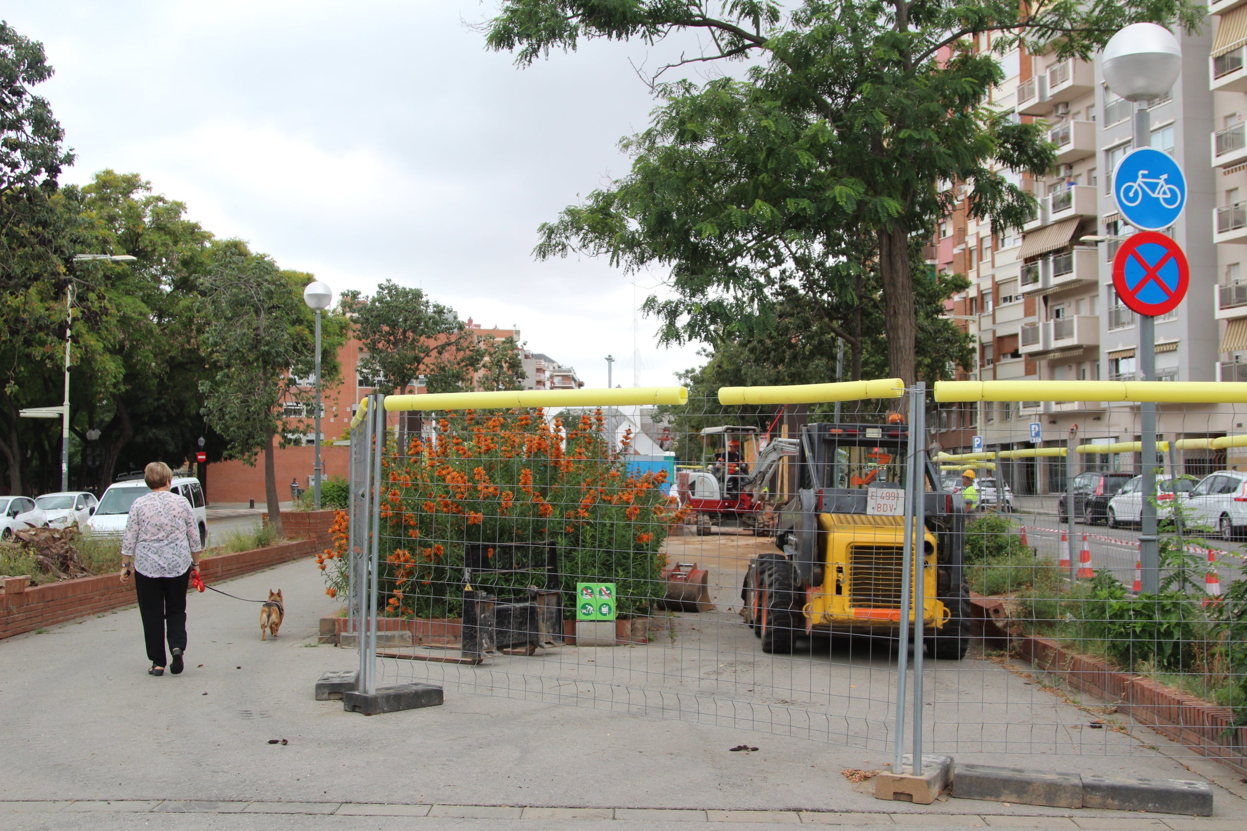 Les polèmiques obres municipals de reconstrucció de les jardineres al carrer d'Aragó, a l'altura del barri del Clot / A.R.