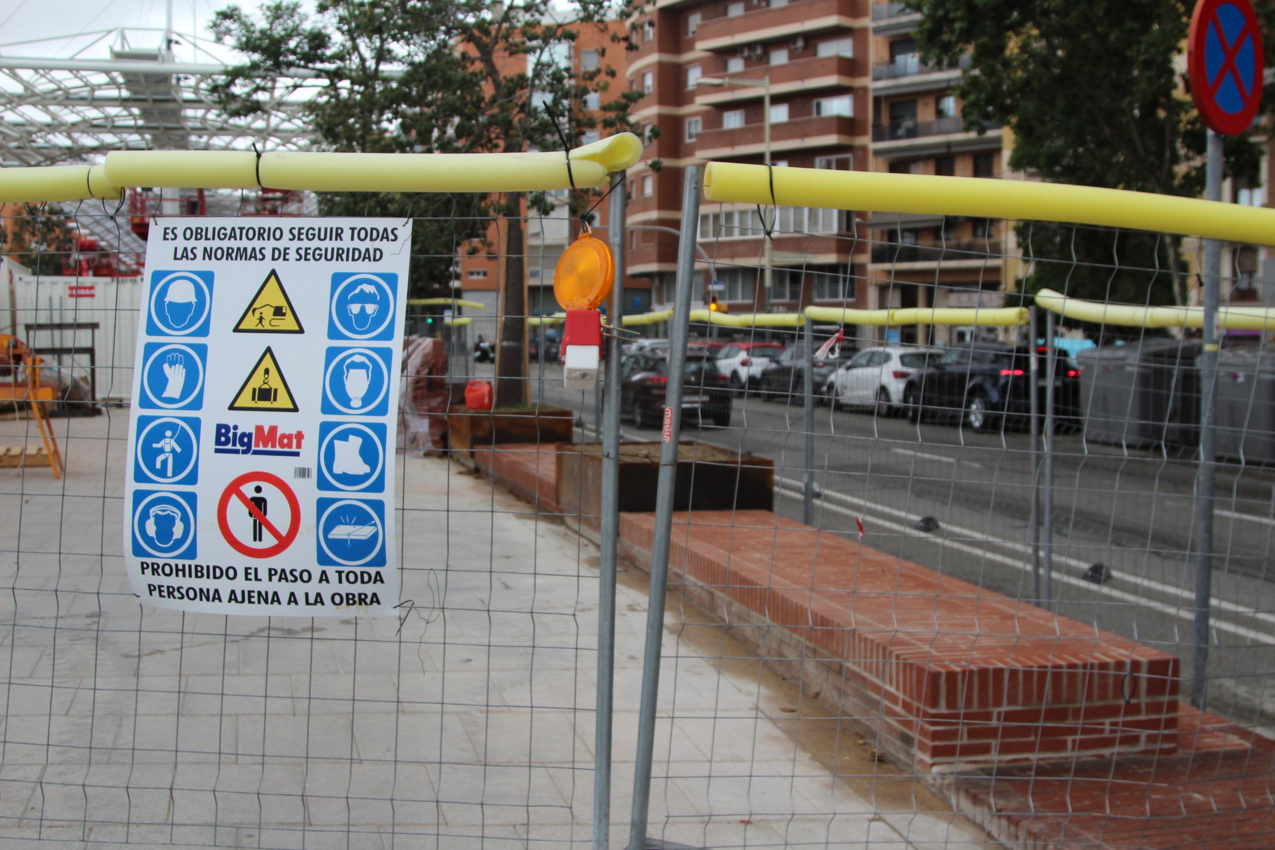 Les polèmiques obres municipals de reconstrucció de les jardineres al carrer d'Aragó, a l'altura del barri del Clot / A.R.