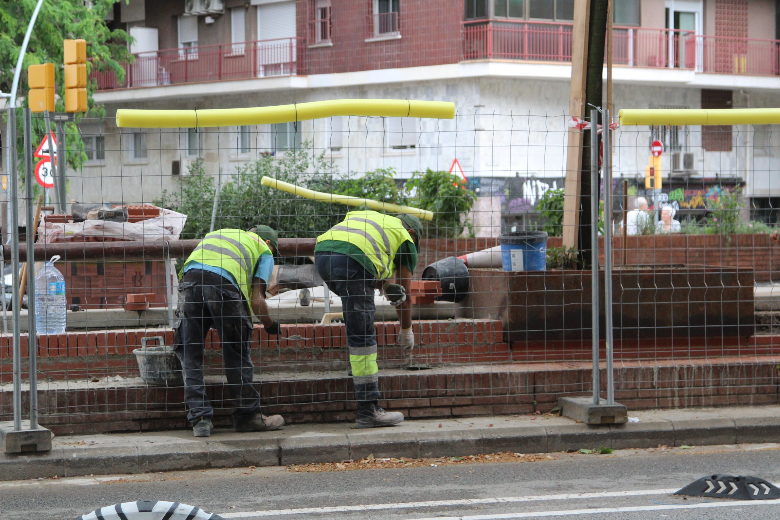 Les polèmiques obres municipals de reconstrucció de les jardineres al carrer d'Aragó, a l'altura del barri del Clot / A.R.