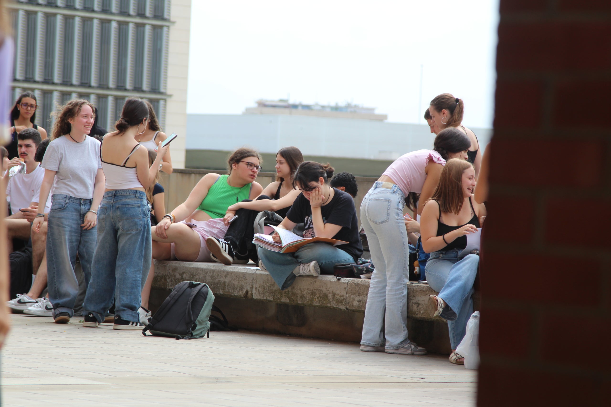 Alumnos durante el primer día de la selectividad en el Campus Nord de la Universitat Politècnica de Catalunya (UPC) / A.R.