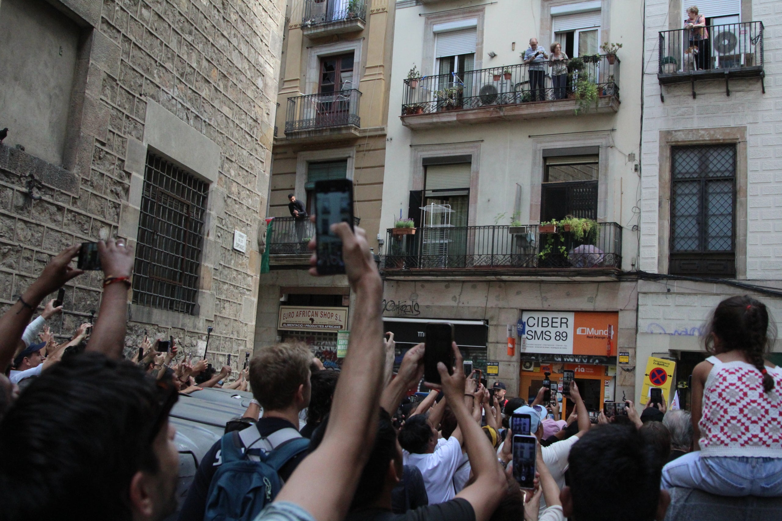 Màxima expectació al Raval per la visita del papa Lleó XIV a la parròquia de Sant Agustí / A.R.