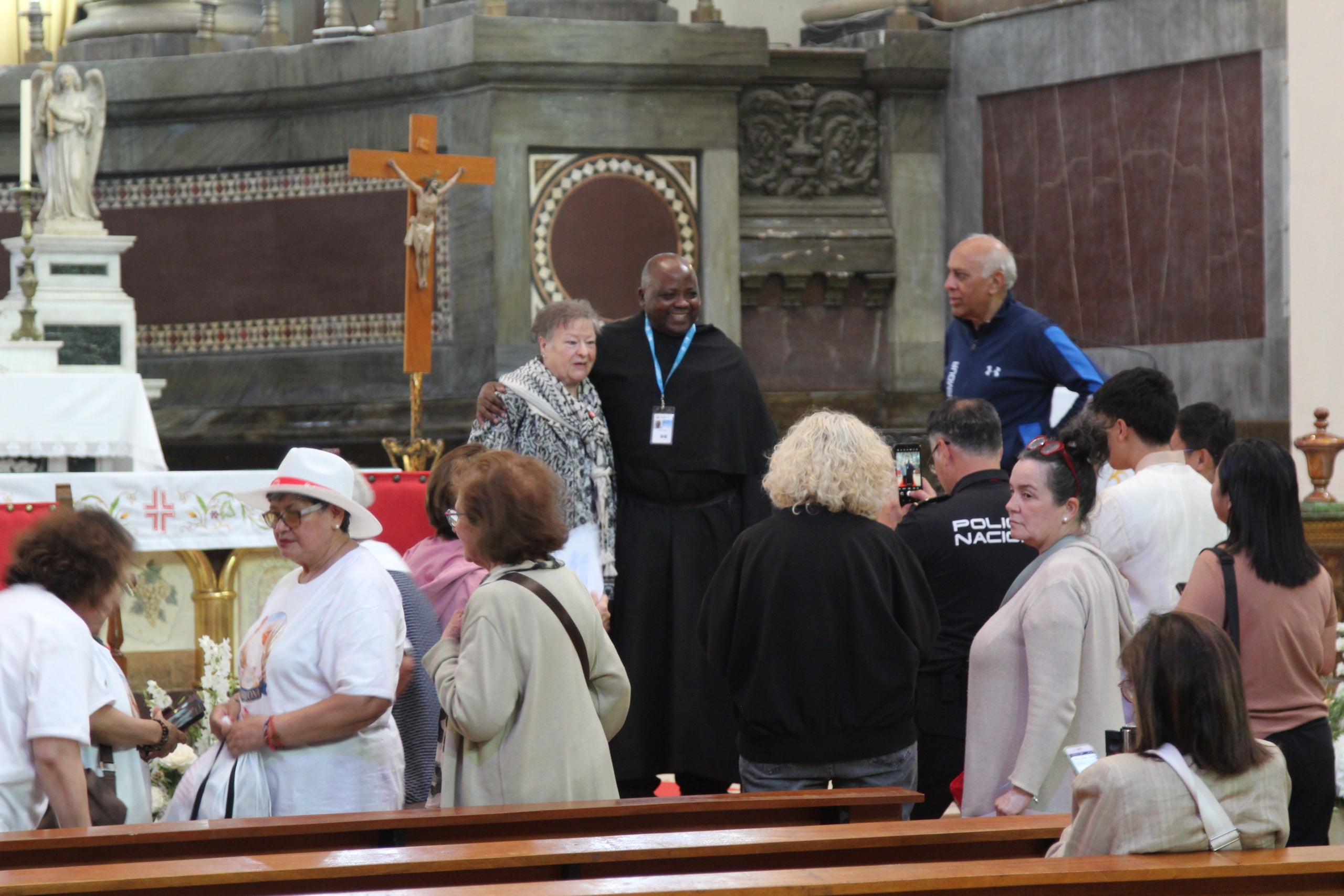 El rector Faustin John Mlelwa després de la visita del papa Lleó XIV a la parròquia de Sant Agustí del Raval / A.R.