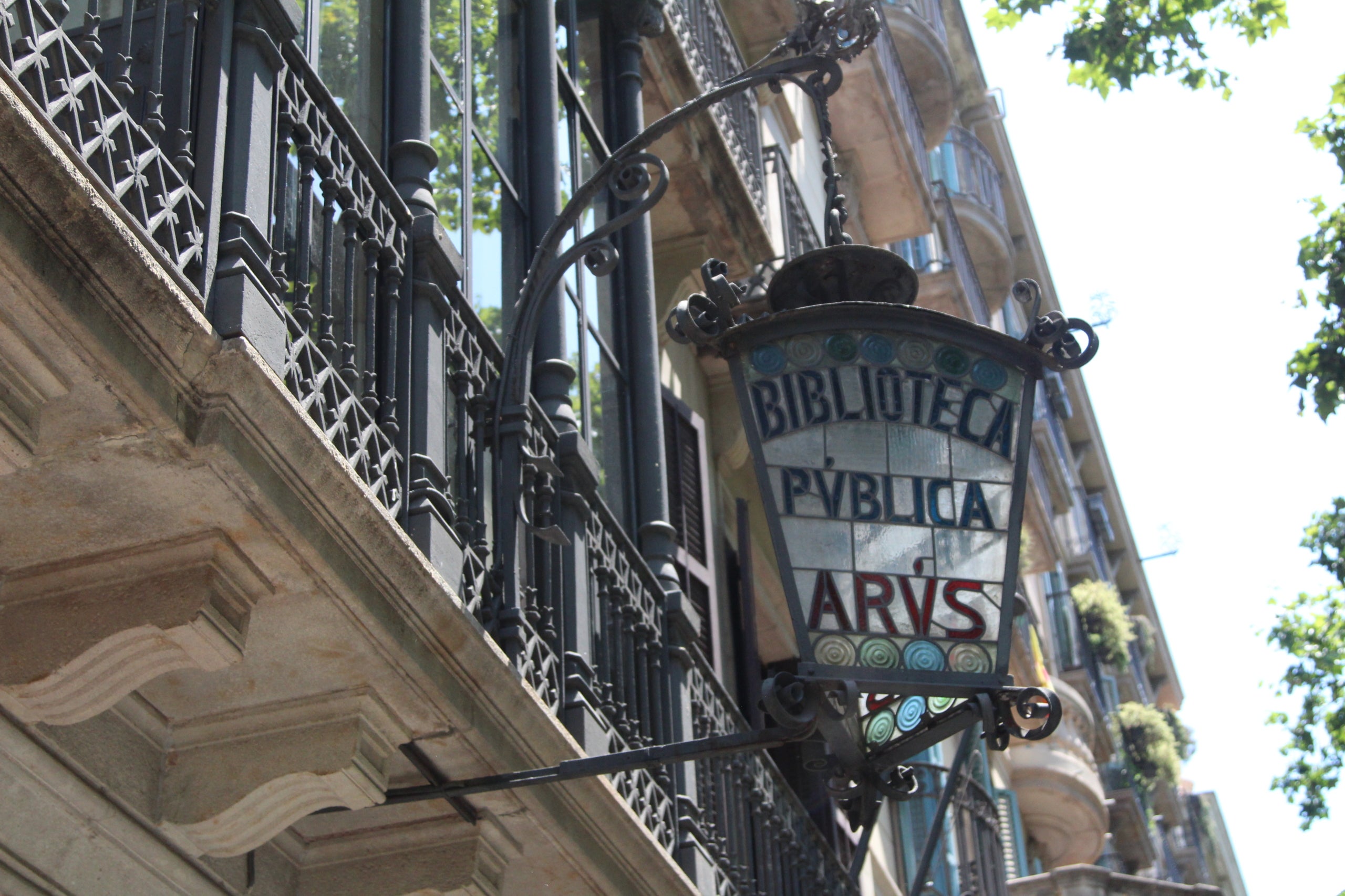 Detall de l'exterior de la Biblioteca Pública Arús (passeig de Sant Joan, 26), especialitzada en maçoneria, moviment obrer i anarquisme / A.R.