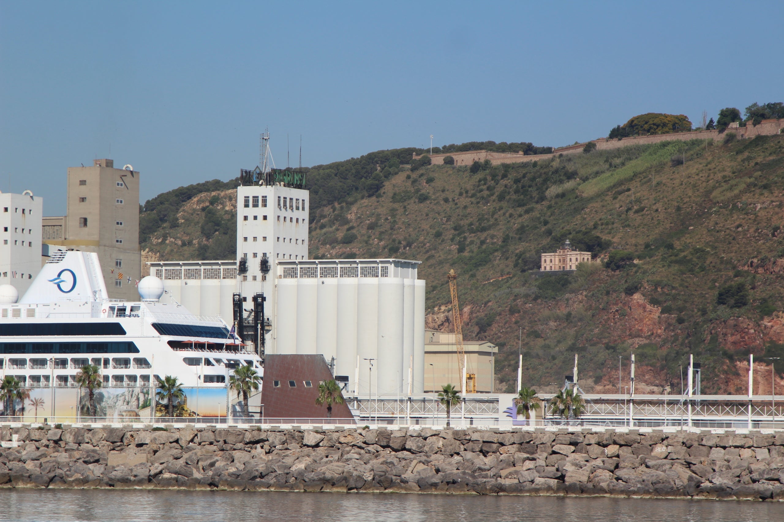 Vistes des de l'escullera de la bocana nord del Port de Barcelona, on s'han instal·lat les primeres estructures en forma de planxes verticals pensades regenerar la vida marina / A.R.